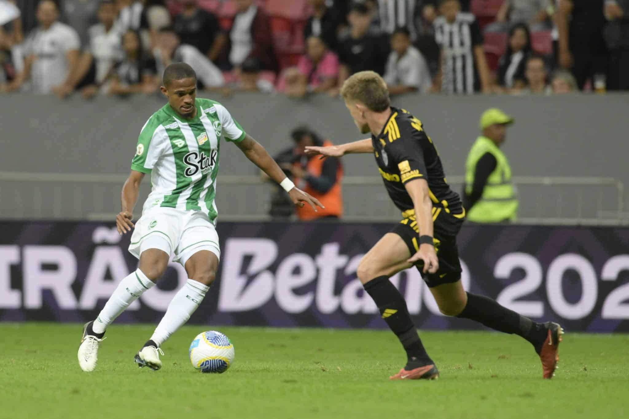 Bruno Fuchs, zagueiro do Atl&eacute;tico, desarma David, atacante do Juventude