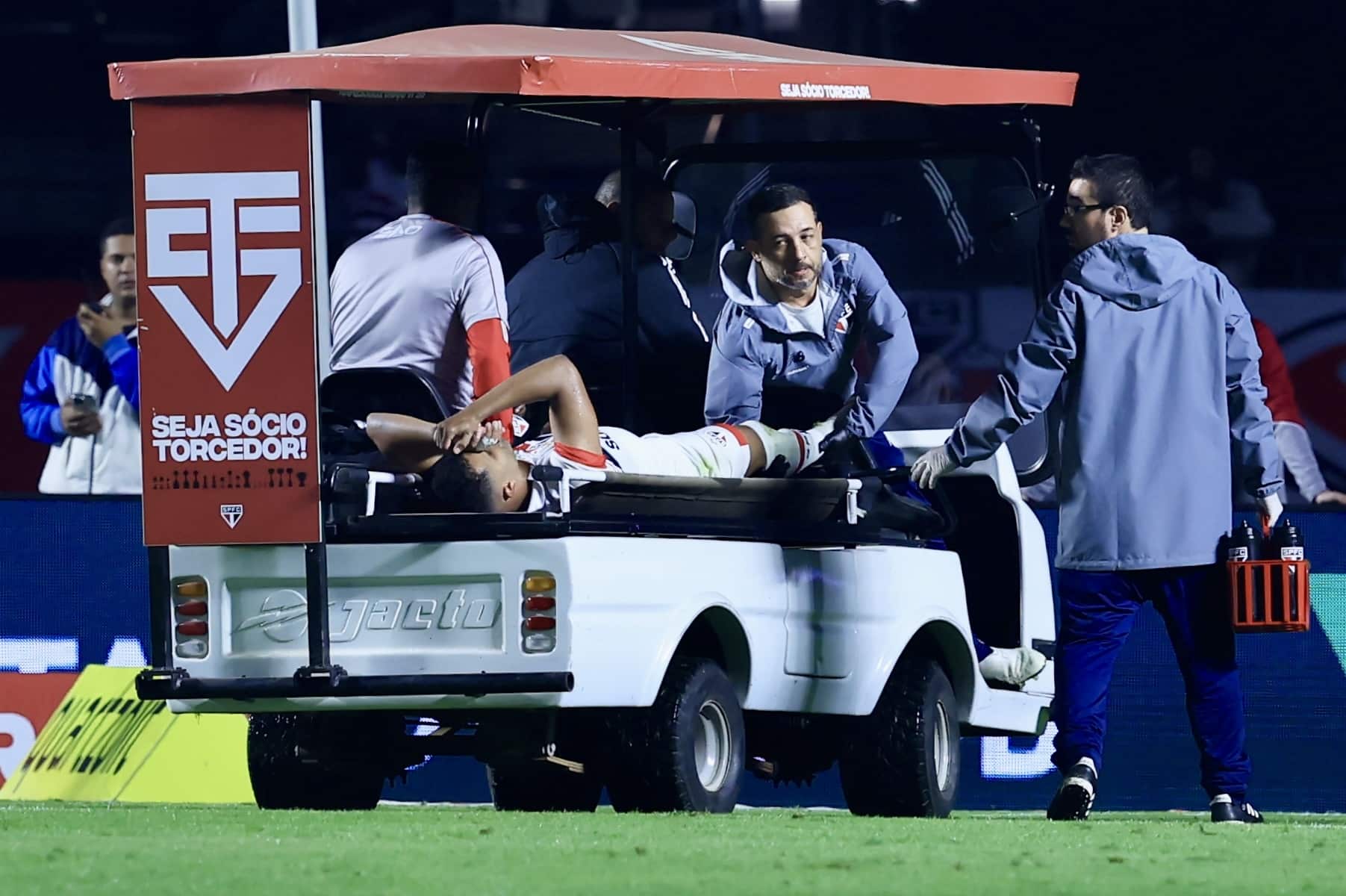 Alisson sai na maca ap&oacute;s travar a perna no gramado