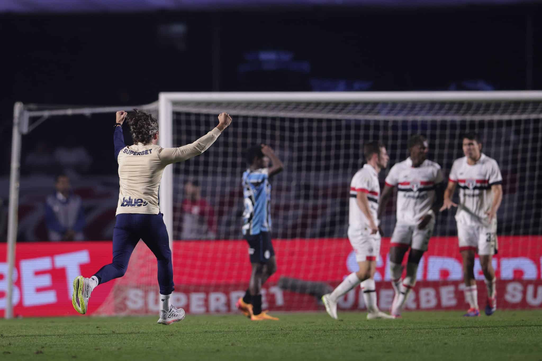 Luis Zubeld&iacute;a sai correndo pelo campo para comemorar vit&oacute;ria sobre o Gr&ecirc;mio