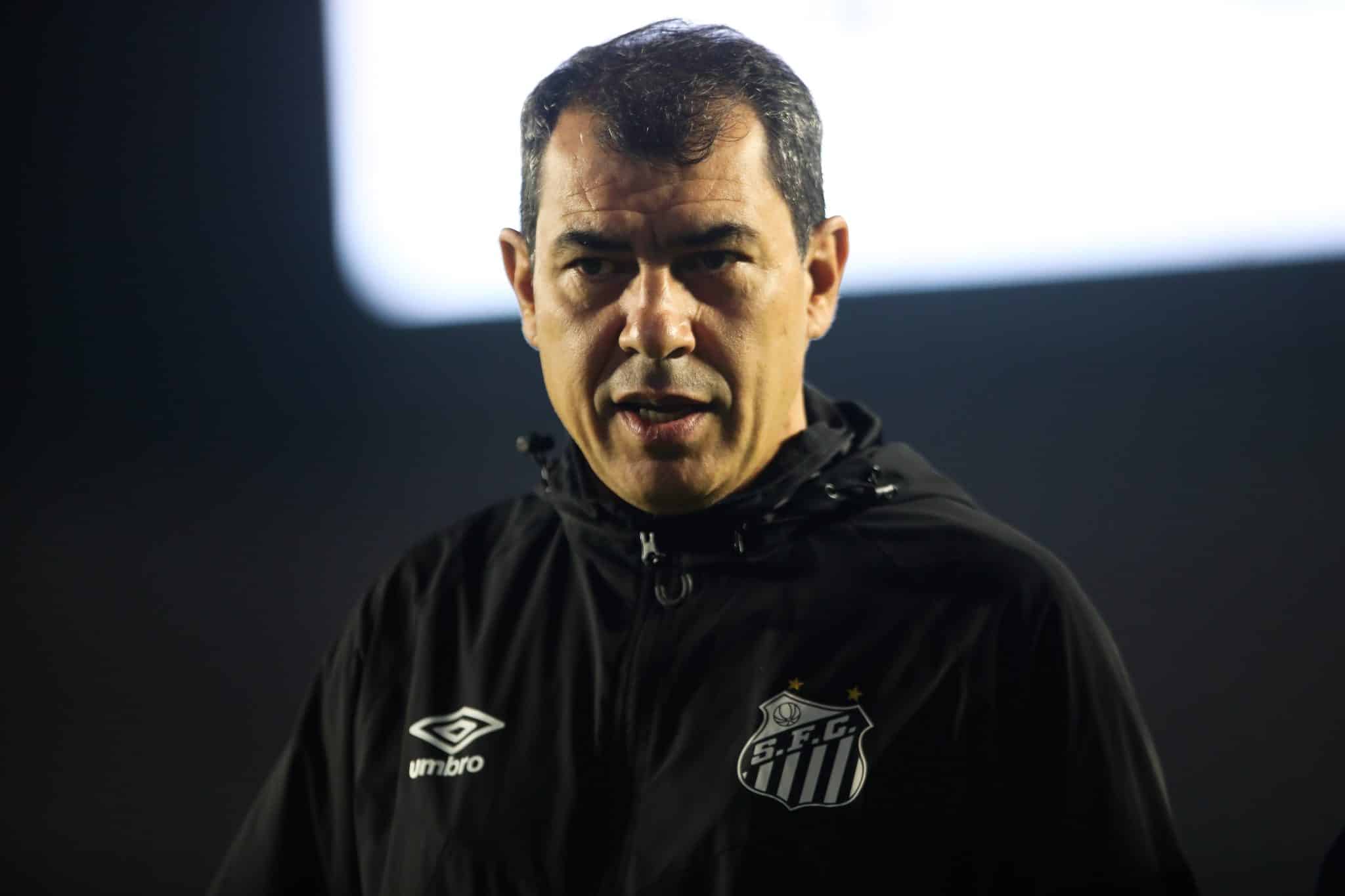 Santos: tempo mostra que n&atilde;o liberar Carille para o Corinthians foi acerto da diretoria