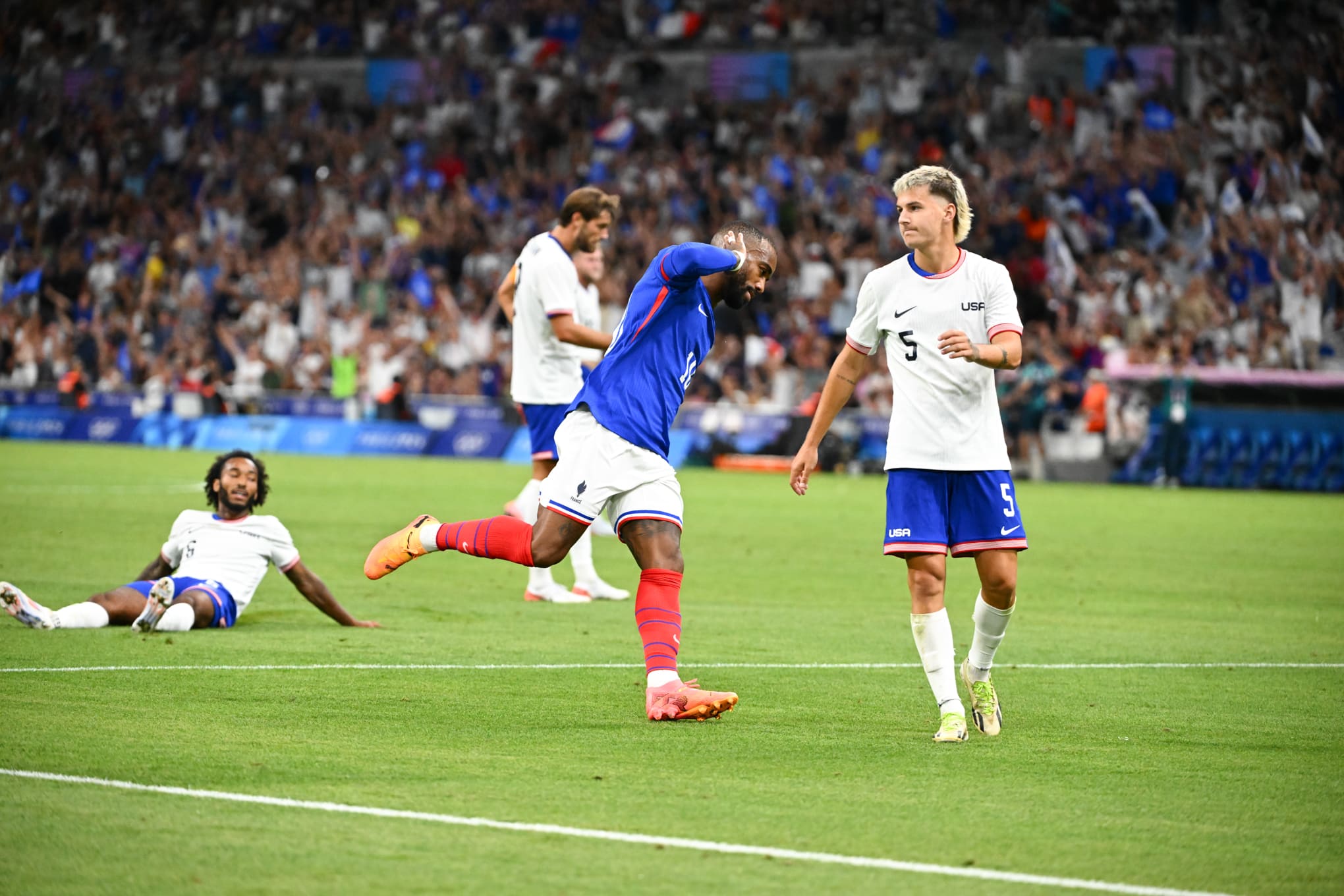 Alexandre Lacazette comemora gol da Fran&ccedil;a nas Olimp&iacute;adas