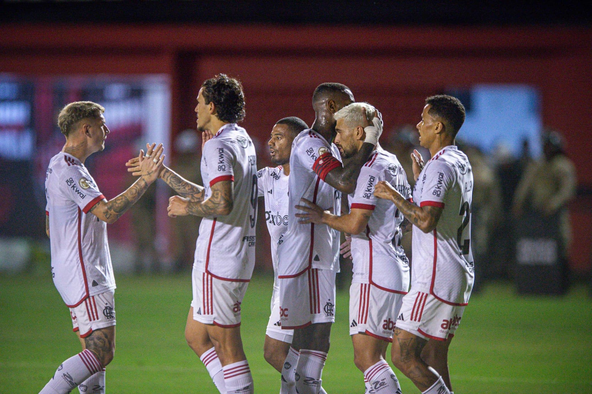 Com her&oacute;i improv&aacute;vel, Flamengo amplia longa marca positiva diante do Vit&oacute;ria