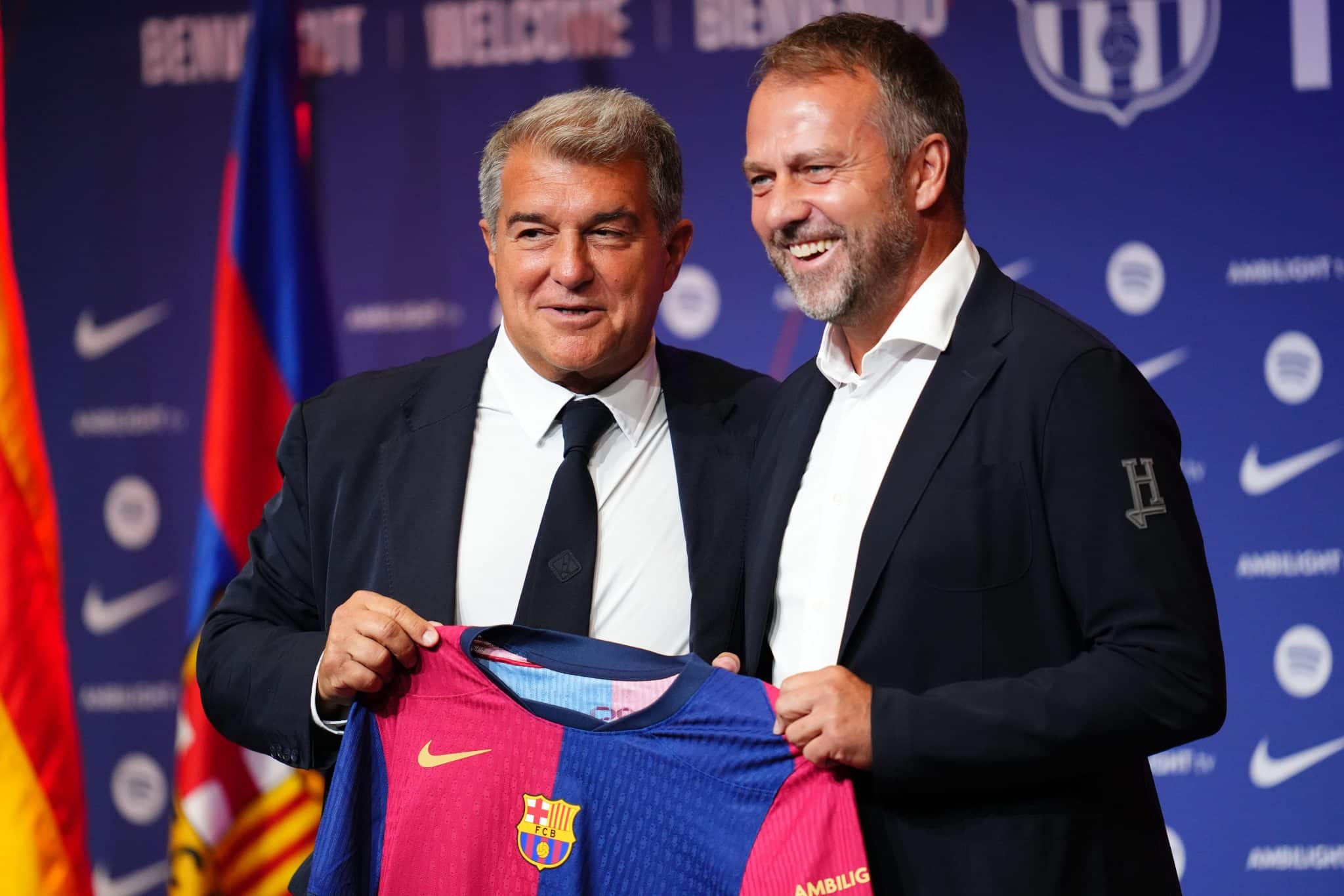 Joan Laporta, presidente do Barcelona, apresenta Hansi Flick como novo t&eacute;cnico