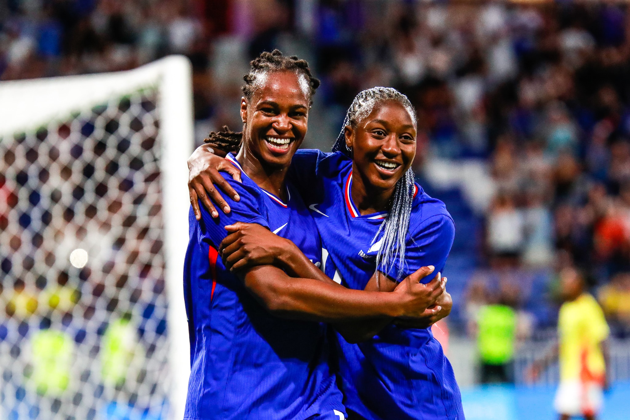 Katoto celebra gol ao lado de Diani em vit&oacute;ria francesa sobre a Col&ocirc;mbia