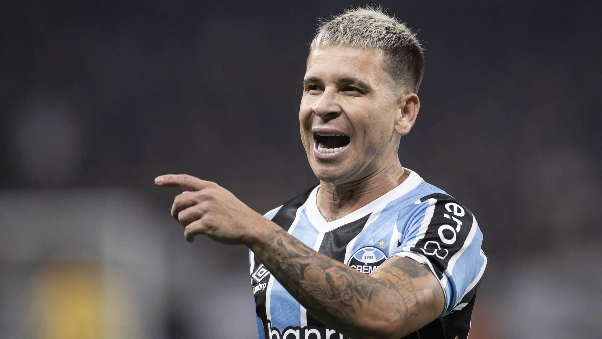 N&atilde;o teve chuva que impedisse Soteldo de tirar o Gr&ecirc;mio da zona de rebaixamento