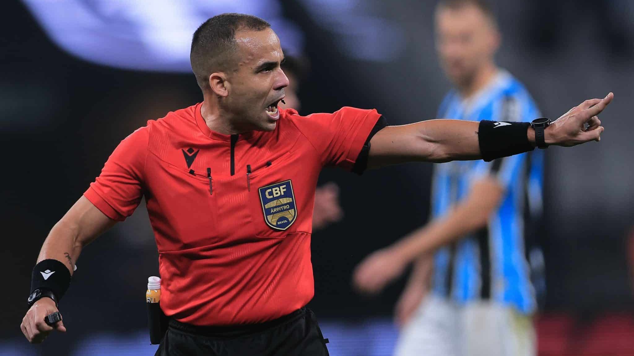 &lsquo;Isso &eacute; uma vergonha&rsquo;: mais uma vez, arbitragem revolta o Gr&ecirc;mio na Neo Qu&iacute;mica Arena