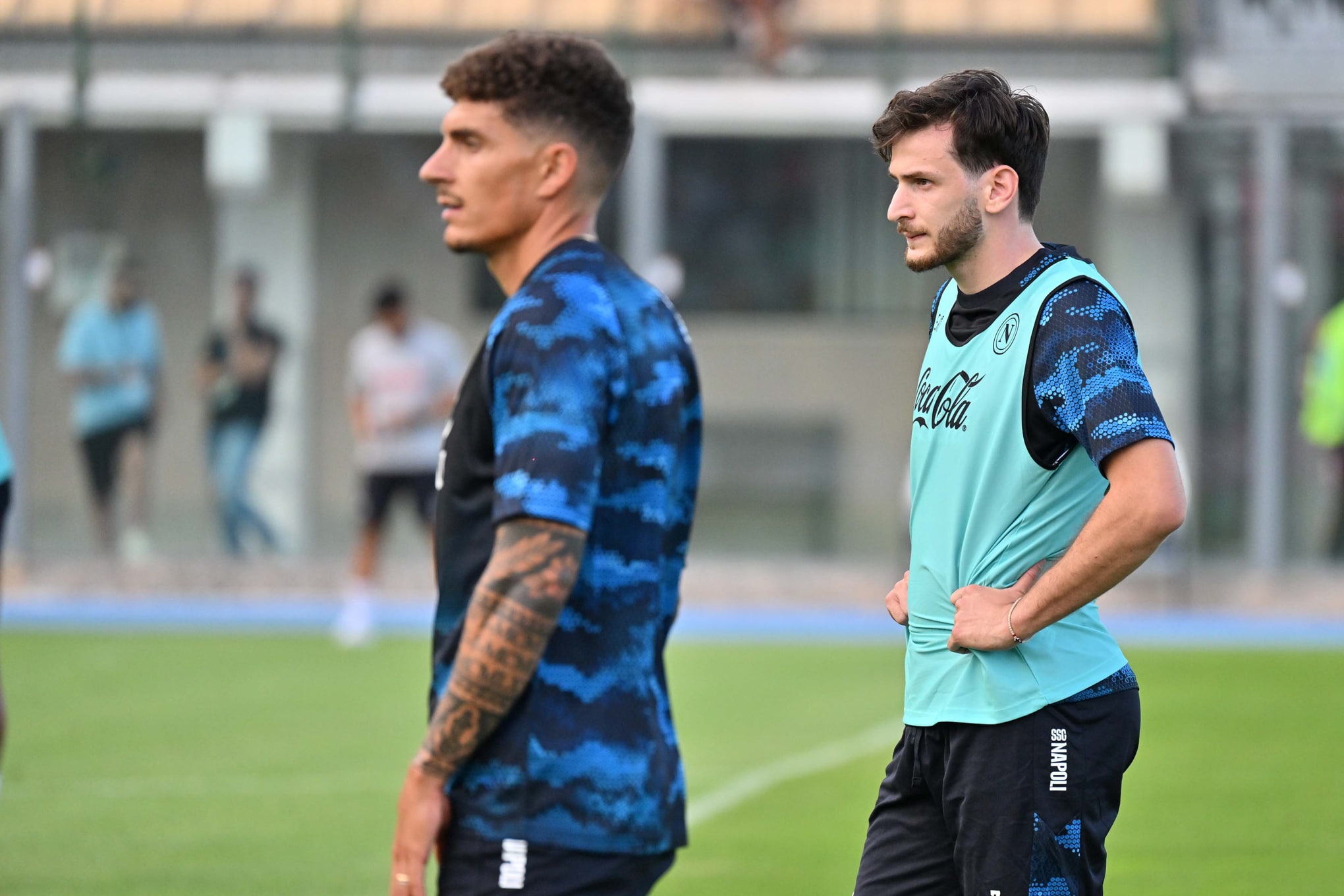 Di Lorenzo e Kvaratskhelia em treino do Napoli 