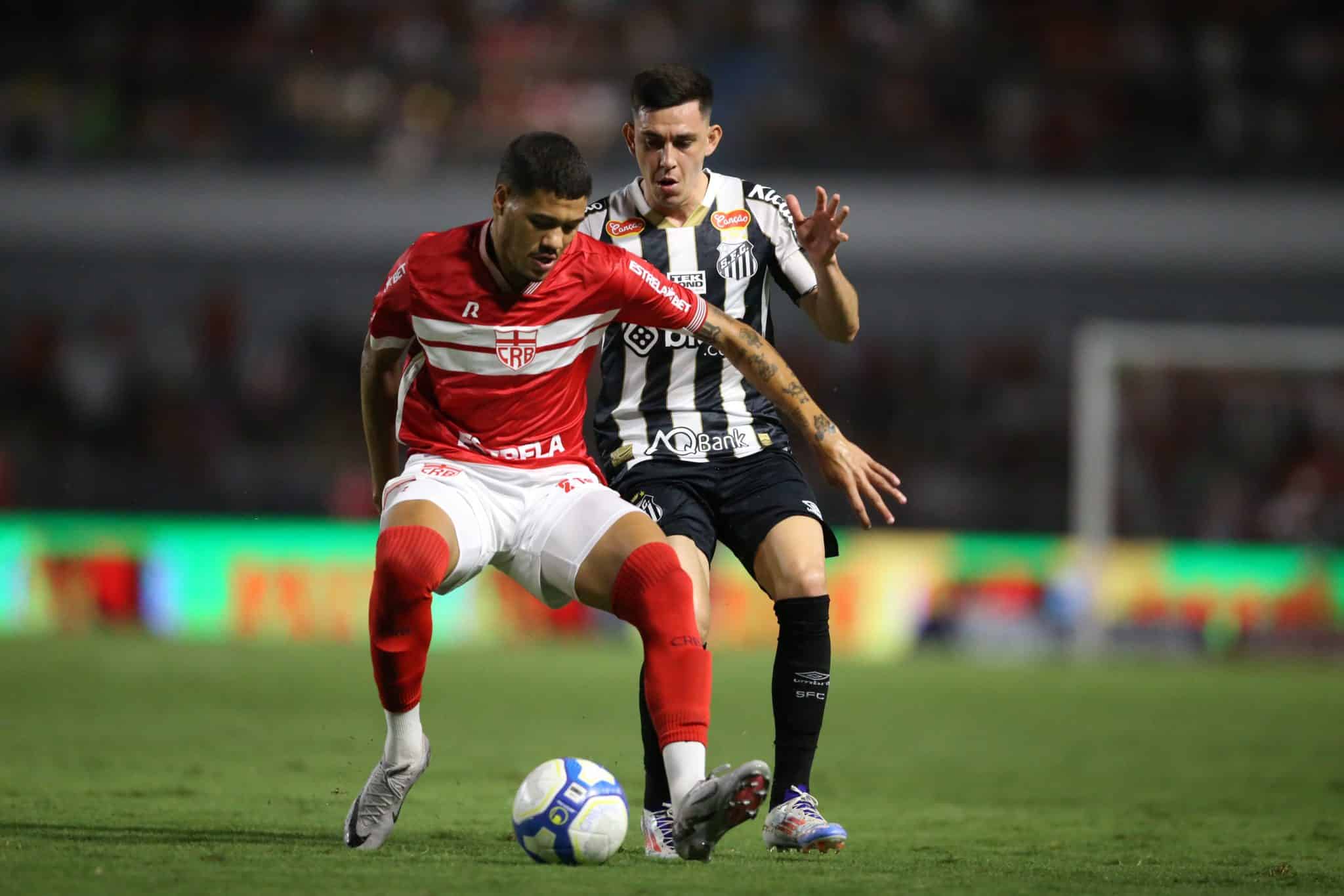 Disputa de bola em CRB x Santos