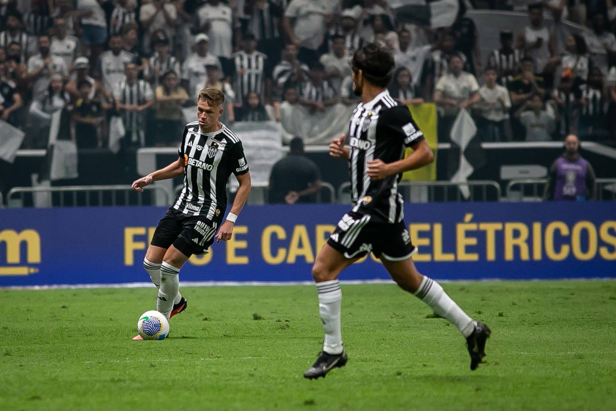peda&ccedil;os de grama soltos no gramado da Arena MRV