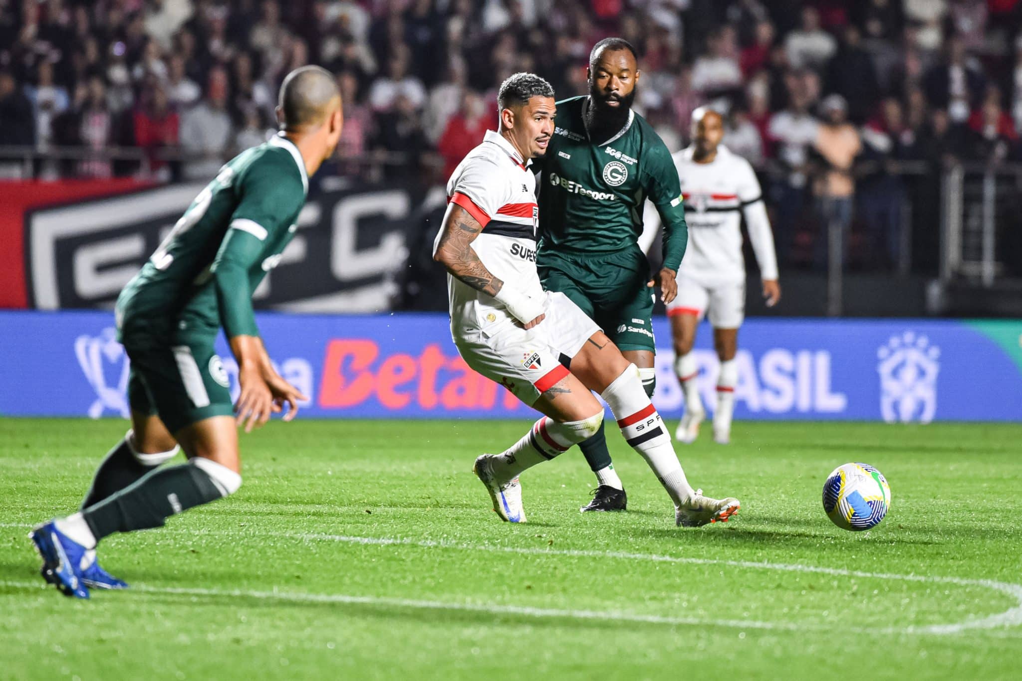Luciano, em a&ccedil;&atilde;o pelo S&atilde;o Paulo contra o Goi&aacute;s