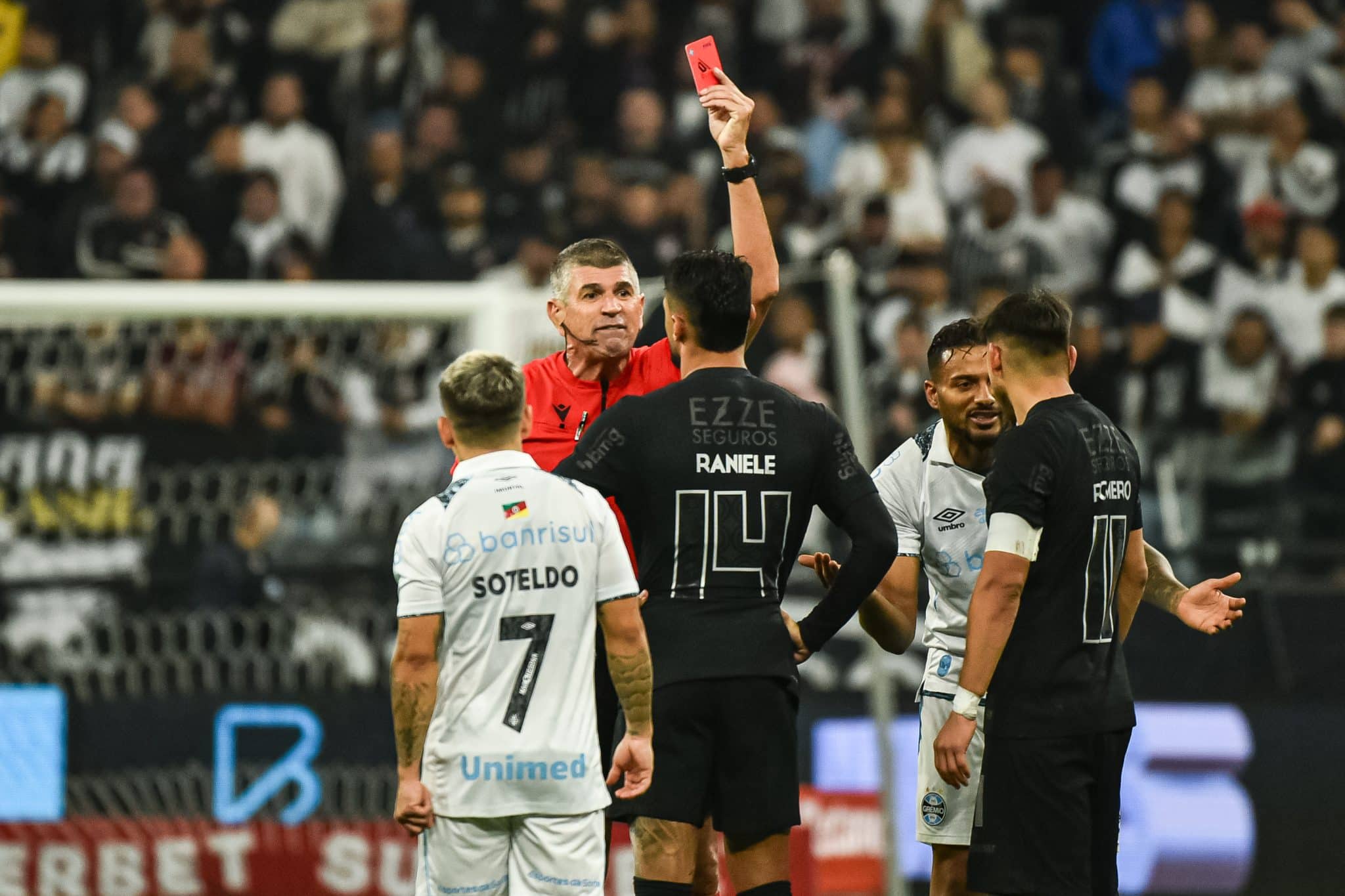 Sem esp&iacute;rito ol&iacute;mpico, Raniele comprometeu um&nbsp;Corinthians pouco criativo