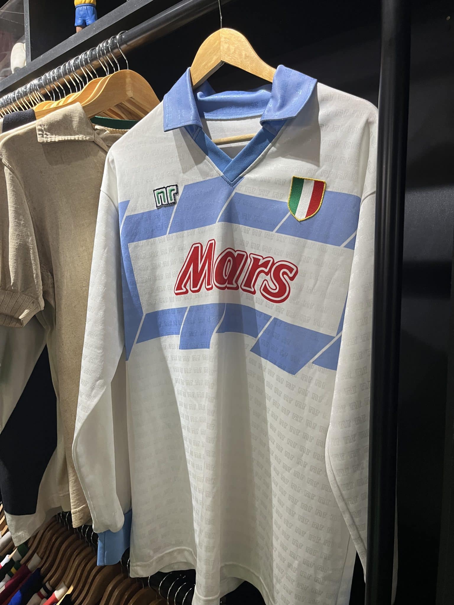 Camisa branca com detalhes em azul do Napoli de 1991, &uacute;ltimo ano de Diego Armando Maradona no clube 