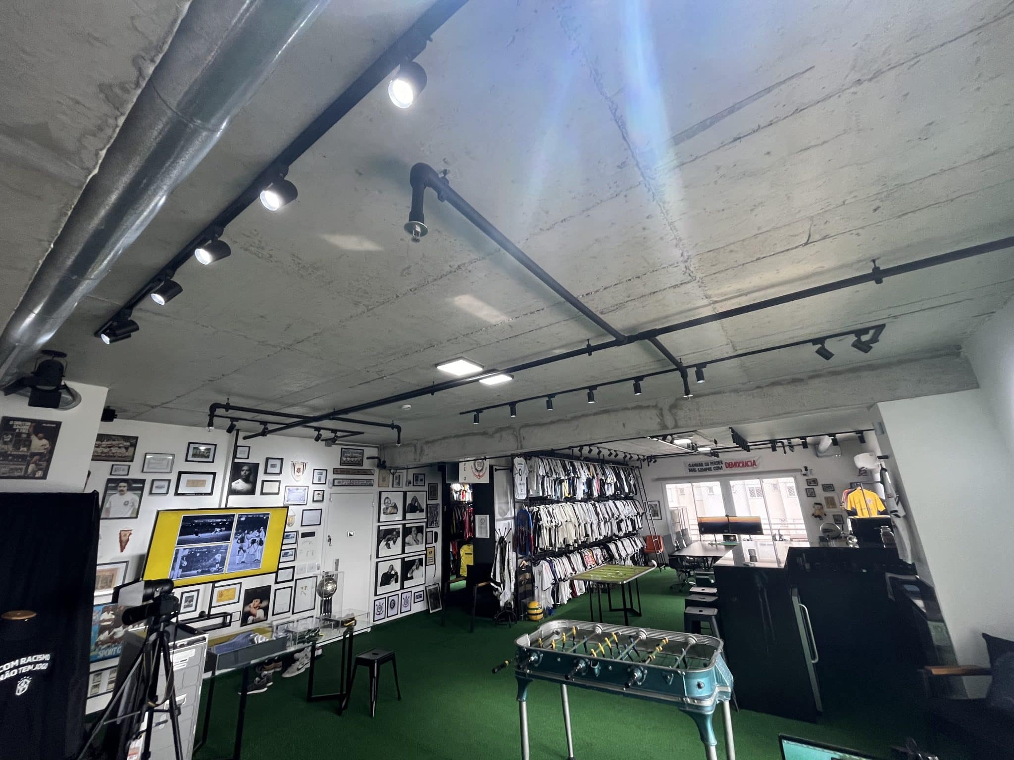 O escrit&oacute;rio que abriga as mais de 6 mil camisas do maior colecionador do mundo