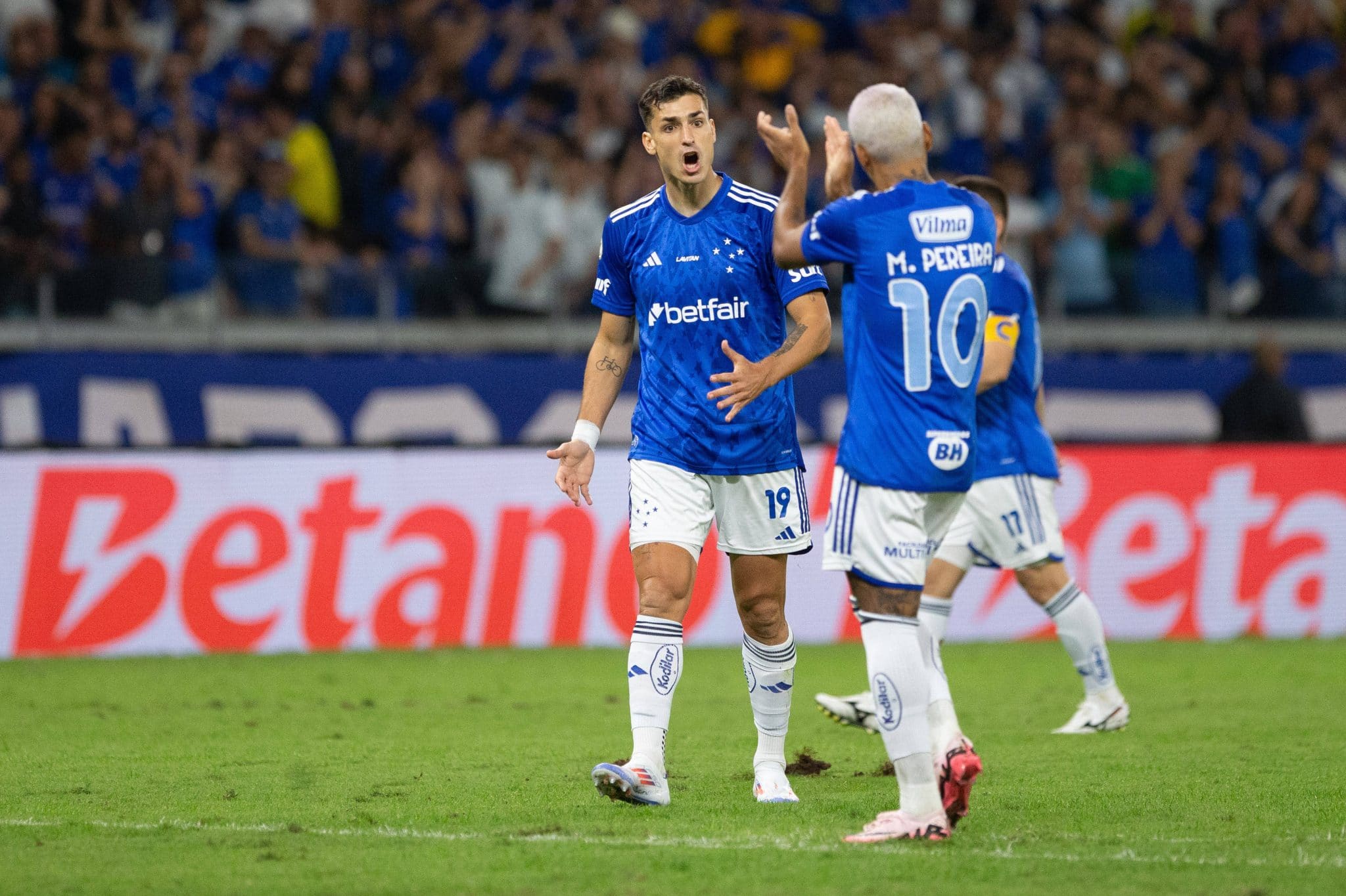 Juan Dinenno e Matheus Pereira comemoram gol do atacante para o time do Cruzeiro