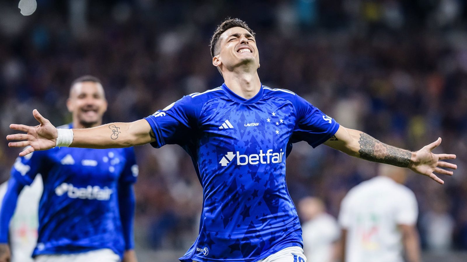 Juan Dinenno se emocionou ao comemorar gol marcado em retorno ao time do Cruzeiro