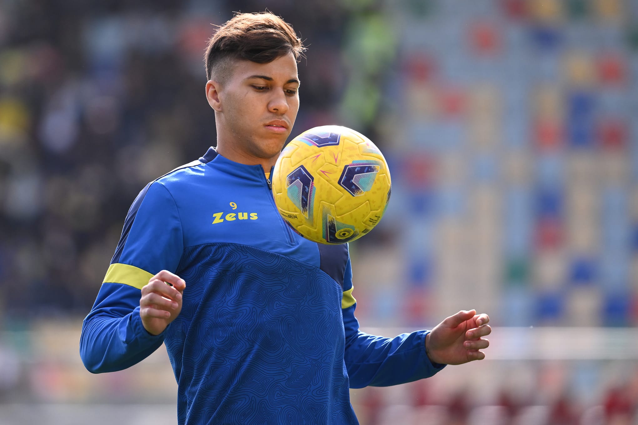 Kaio Jorge, hoje no Cruzeiro, durante aquecimento em seus tempos de Frosinone, no futebol italiano