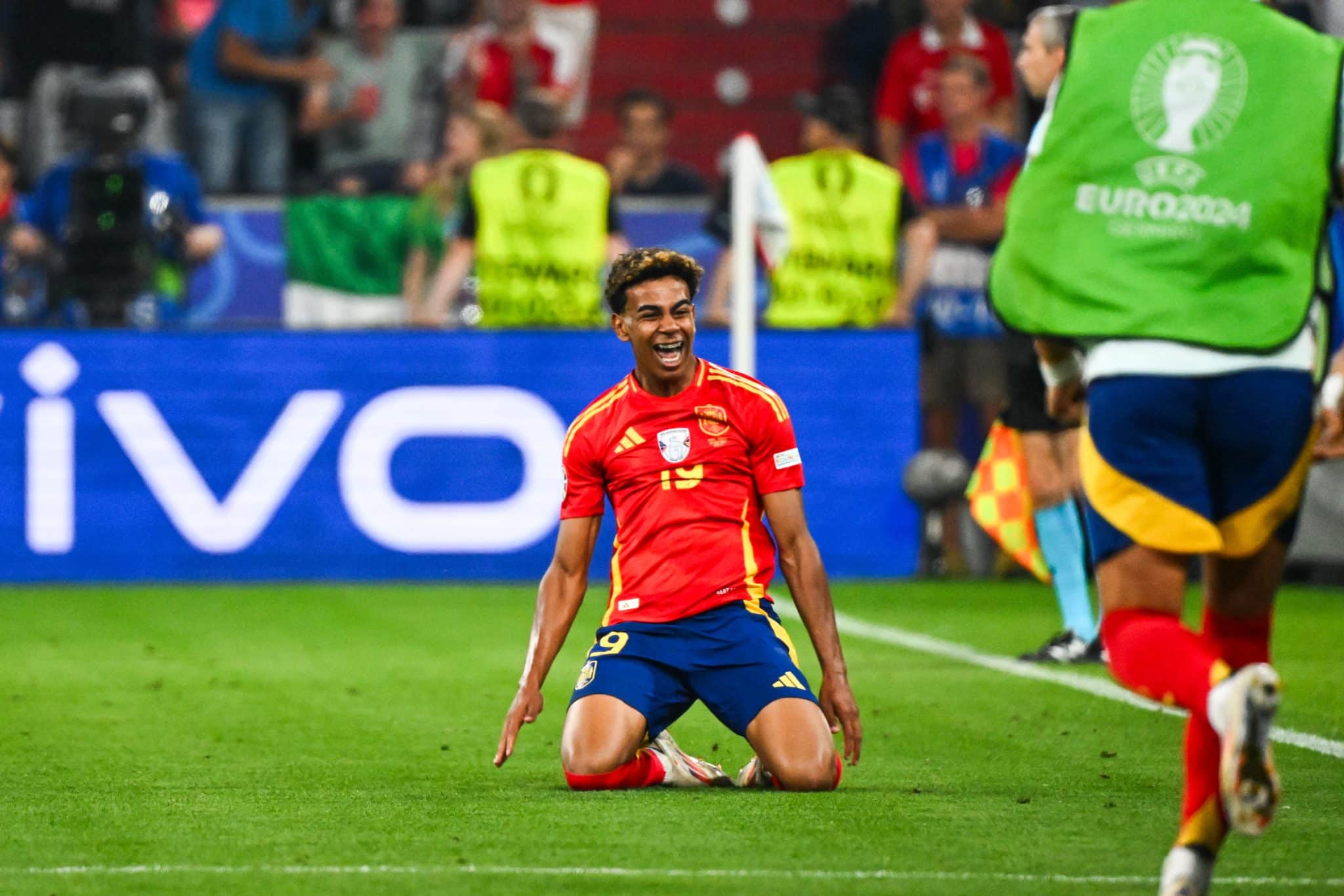 Lamine Yamal comemora gola&ccedil;o contra a Fran&ccedil;a