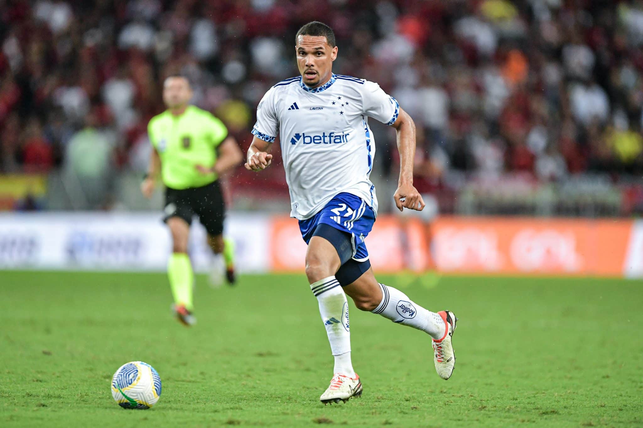 Muito criticado pela torcida do Cruzeiro, o zagueiro Neris atuando pela &uacute;ltima vez na derrota de 2 a 1 para o Flamengo, no Maracan&atilde;