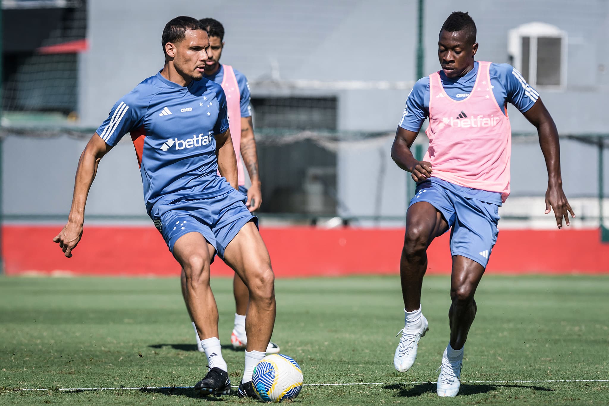 Muito criticados no Cruzeiro, Neris (esq.) e Palacios (dir.) receberam oportunidades nos &uacute;ltimos jogos por suspens&otilde;es de titulares 