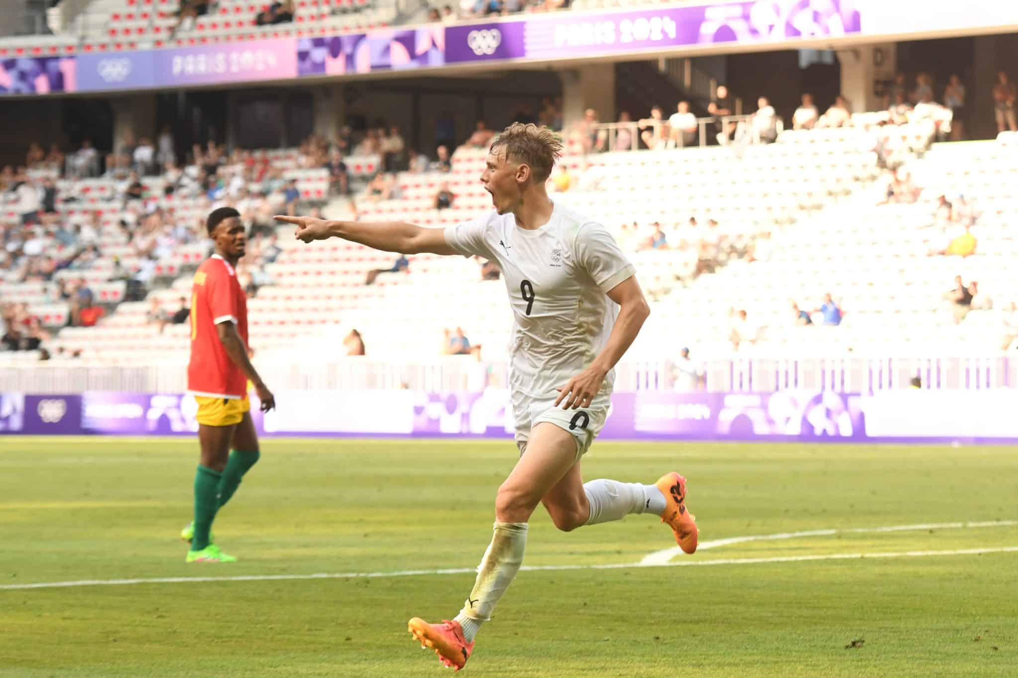 Ben Waine comemora o segundo gol da Nova Zel&acirc;ndia diante de Guin&eacute;