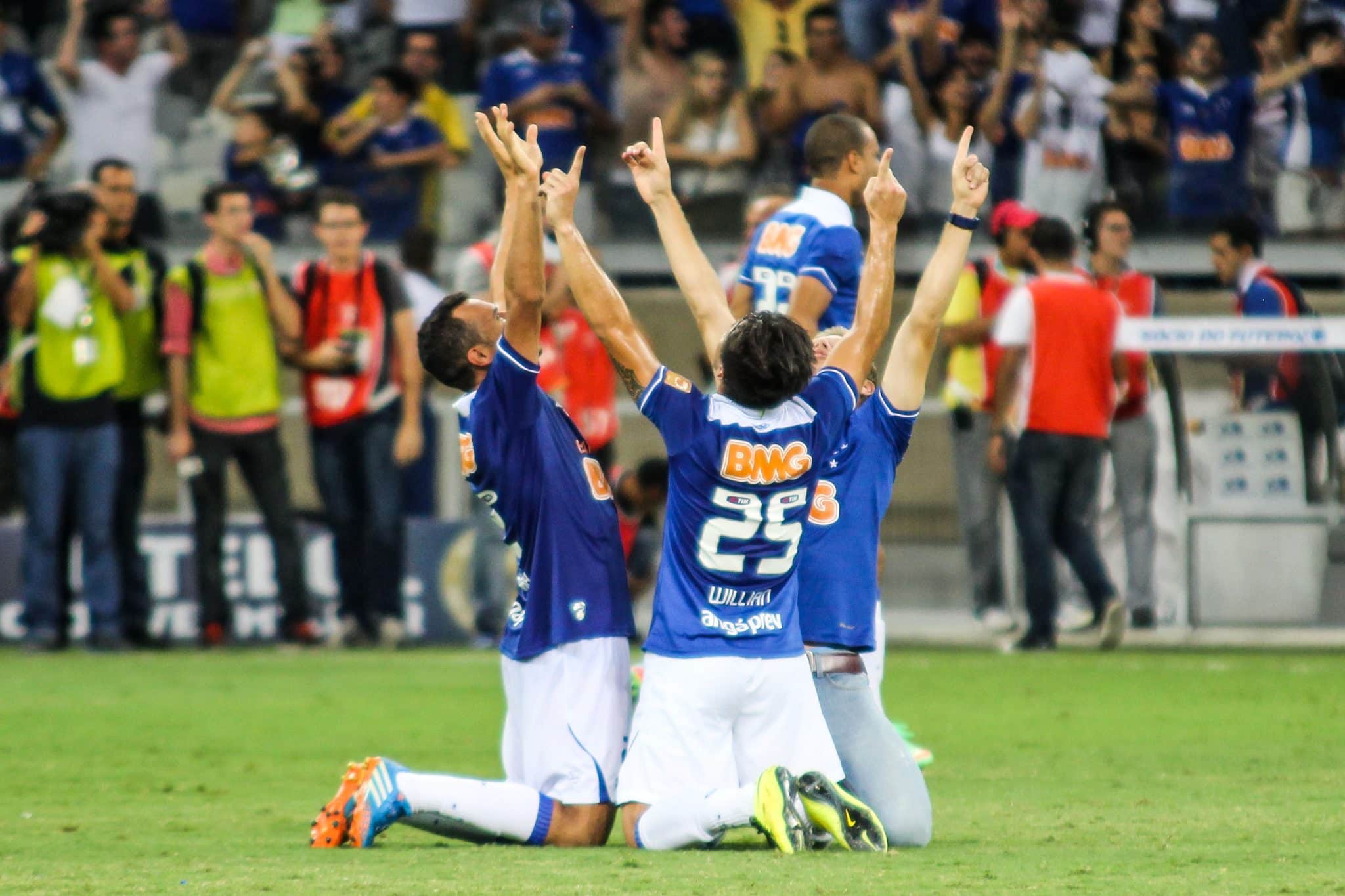 Jogadores do Cruzeiro comemoram gol marcado sobre o Atl&eacute;tico-MG no Campeonato Brasileiro de 2014