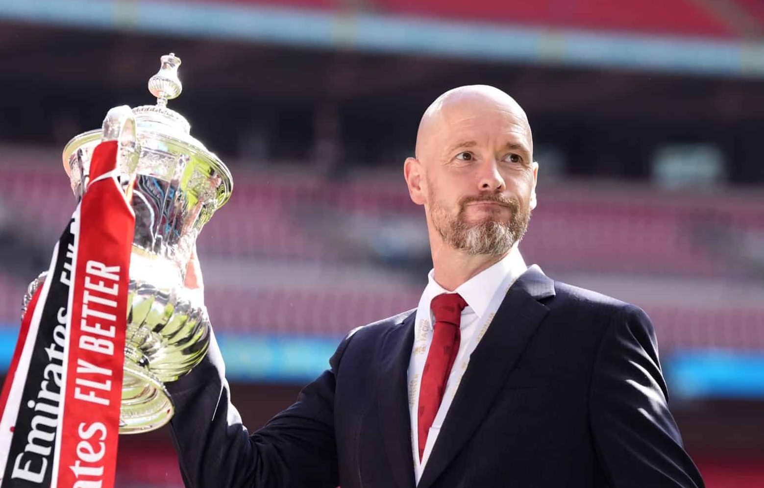Erik ten Hag sobrevive a temporada ca&oacute;tica e renova seu v&iacute;nculo com o Manchester United at&eacute; 2026
