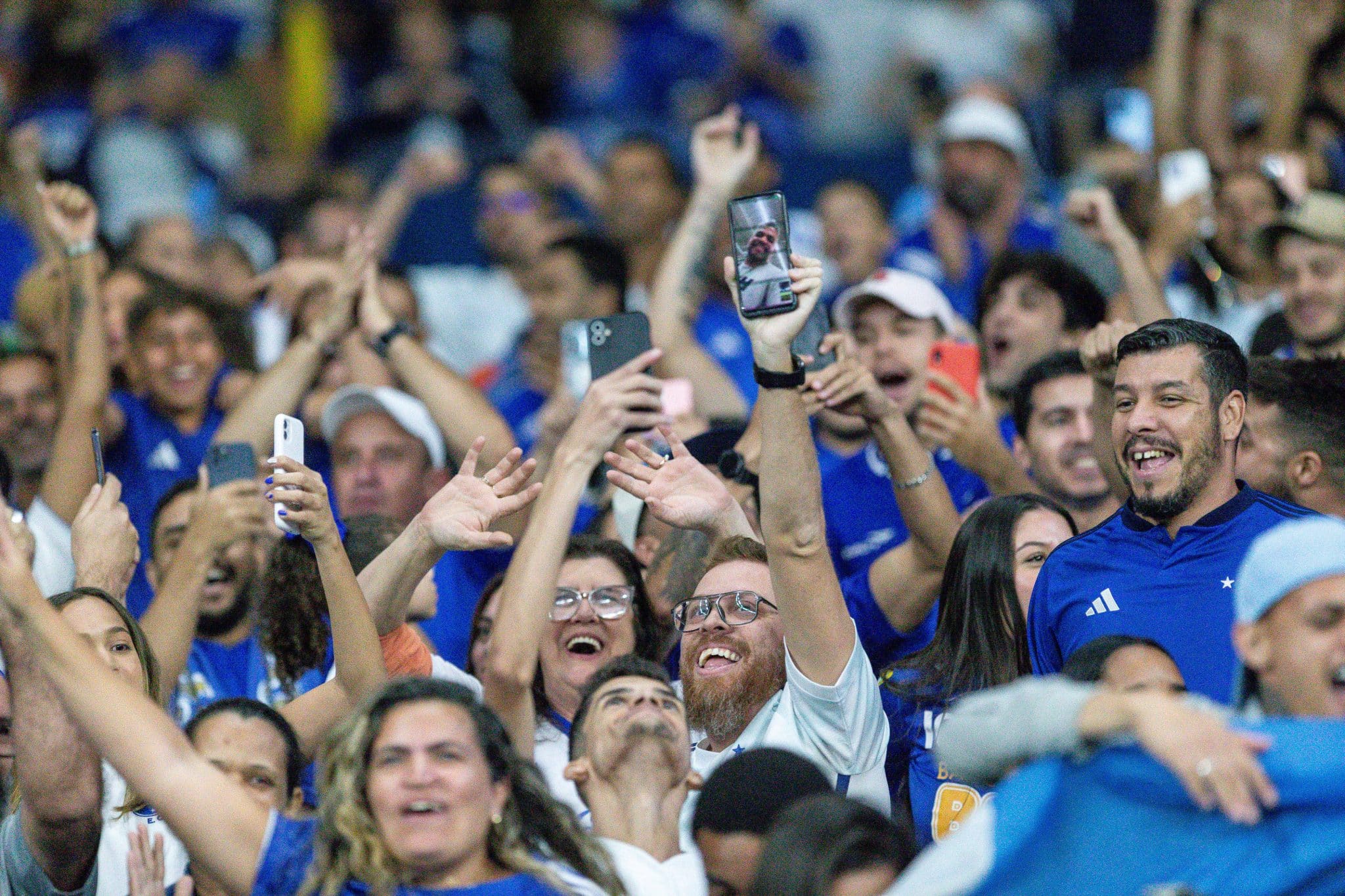 Torcida do Cruzeiro &eacute; s&oacute; alegria no Mineir&atilde;o; clube ainda n&atilde;o perdeu pontos como mandante no Brasileir&atilde;o