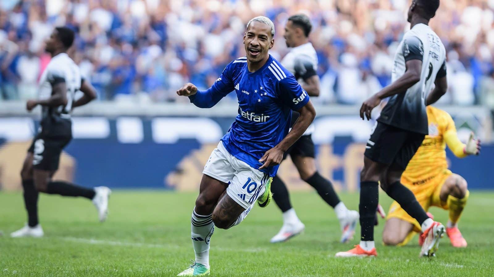 Mudan&ccedil;as de Seabra funcionam, Cruzeiro massacra e aumenta calv&aacute;rio do Corinthians