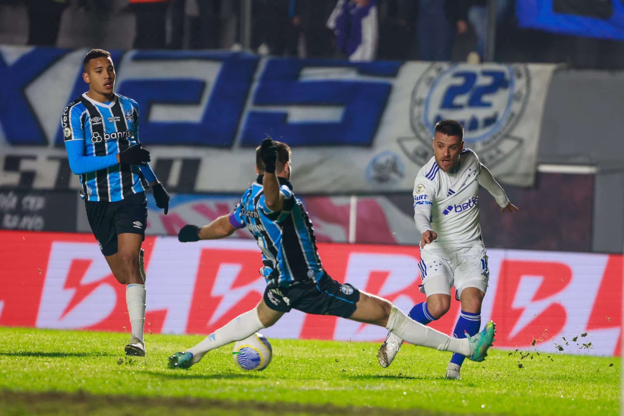 Ramiro, volante do Cruzeiro, durante partida contra o Gr&ecirc;mio