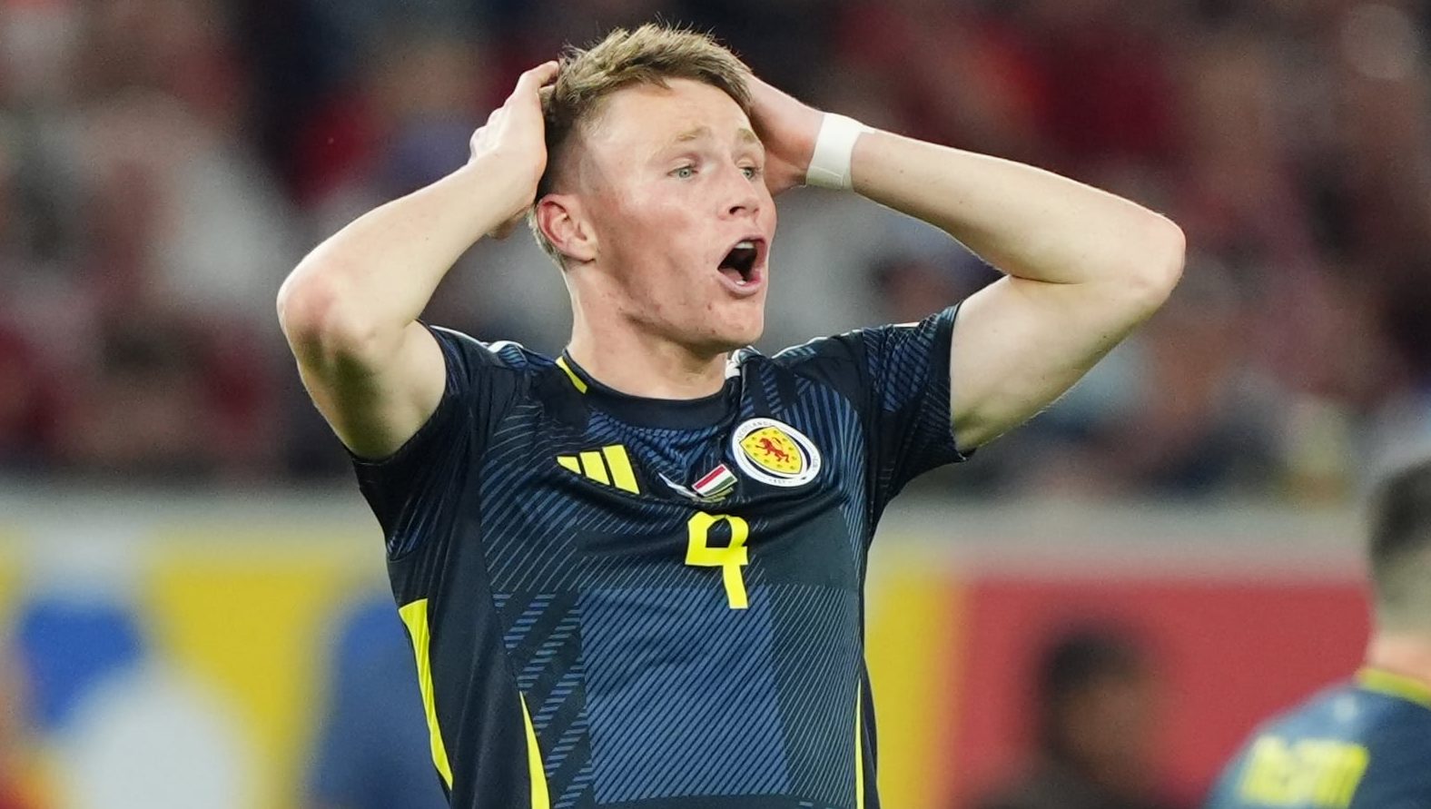 Manchester United em reforma: &agrave; venda, McTominay recebe oferta para reencontrar brasileiro