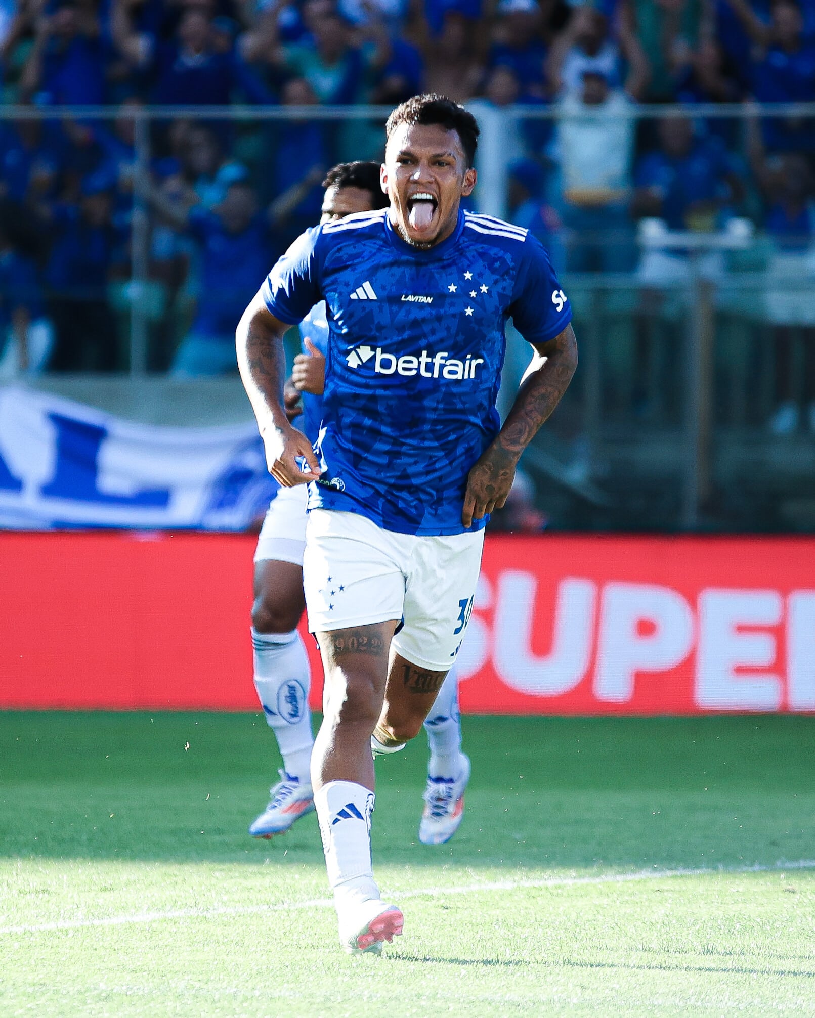 Vivendo boa fase no Cruzeiro, Gabriel Veron comemora seu quarto gol no Campeonato Brasileiro