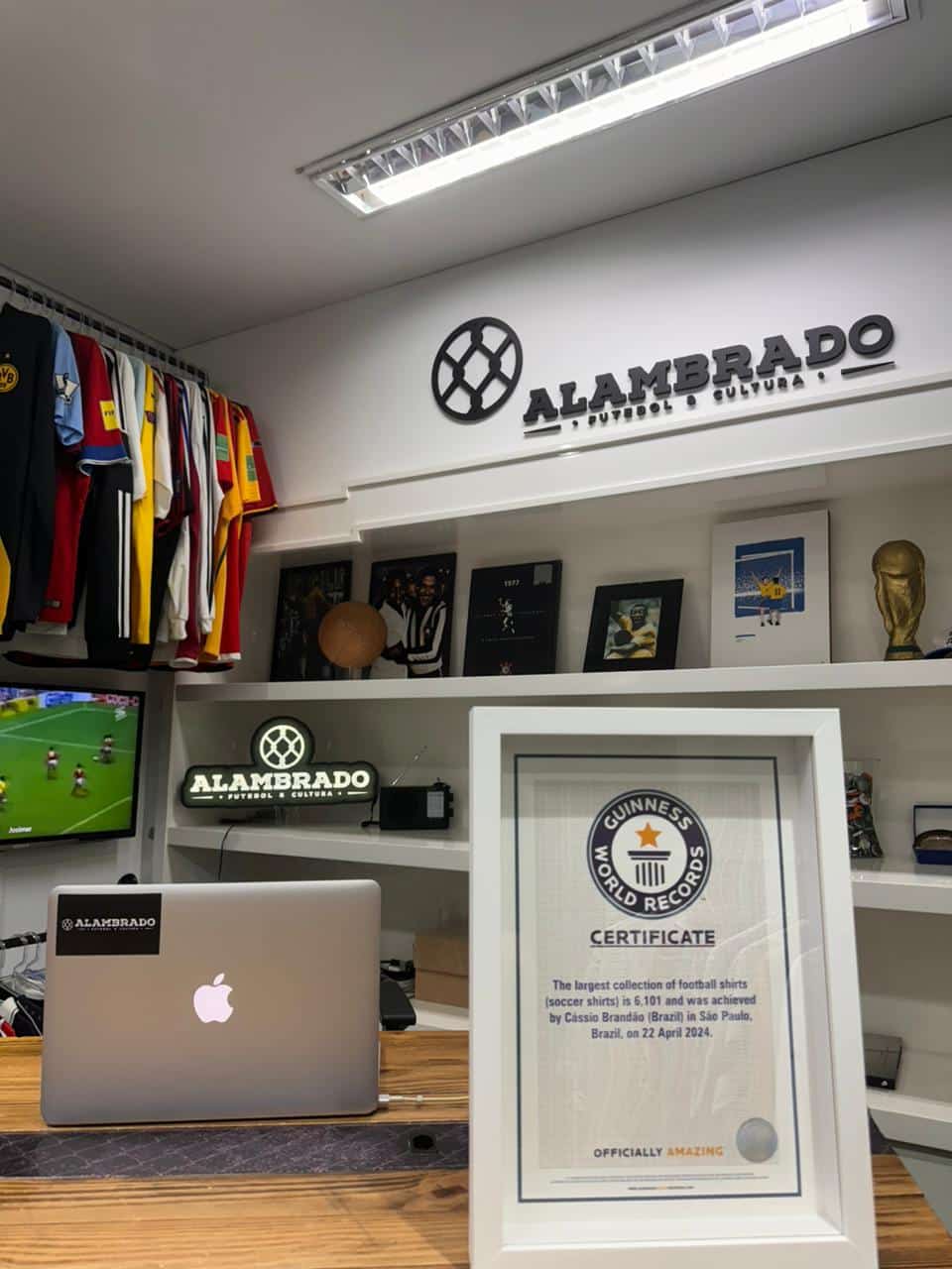 Guinness Book, o livro dos recordes, reconheceu o paulistano C&aacute;ssio Brand&atilde;o como o maior colecionador de camisas do mundo