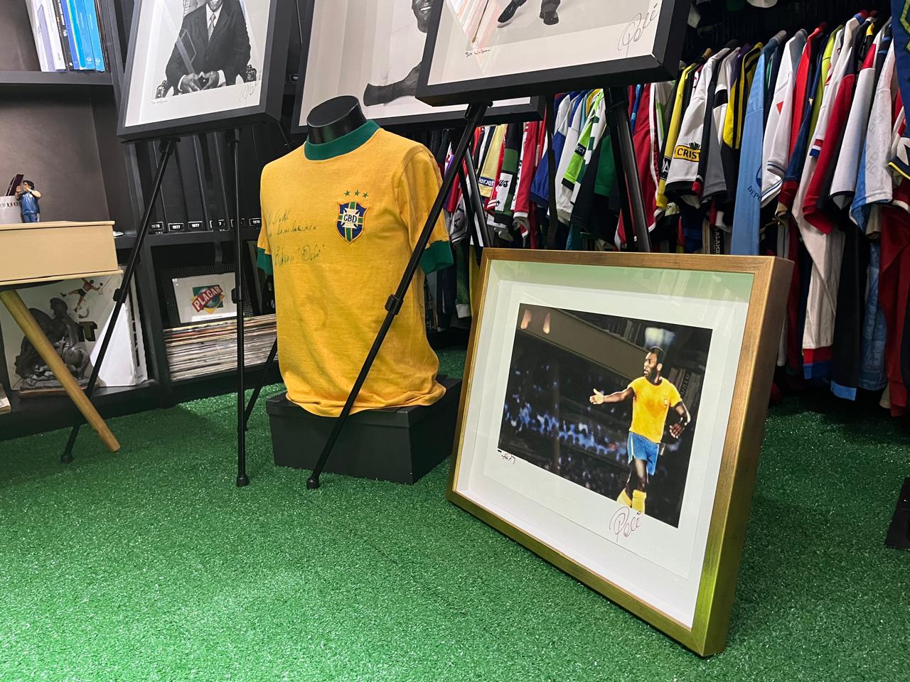 Escrit&oacute;rio do brasileiro que &eacute; o maior colecionador de camisas do mundo