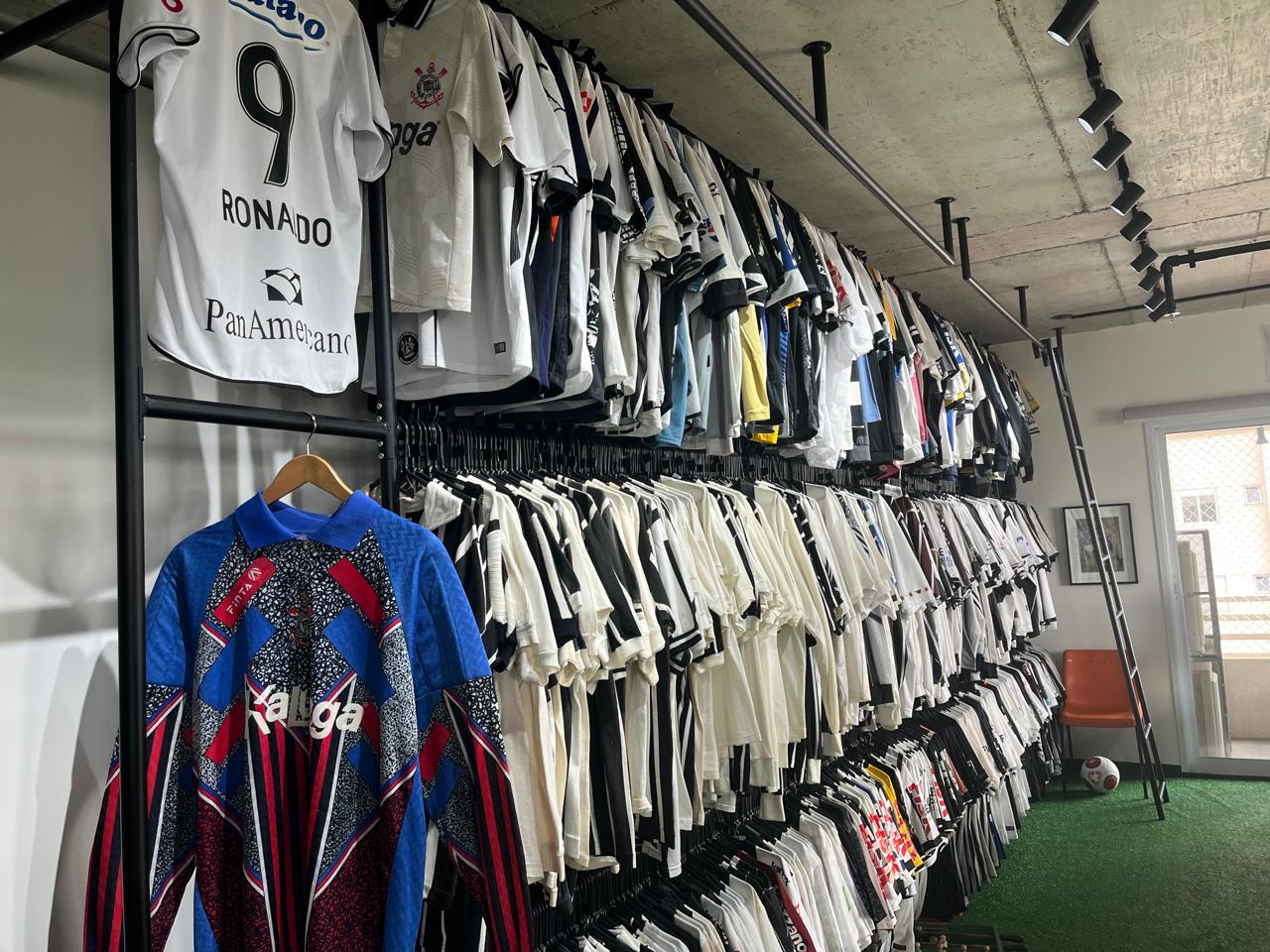 Cole&ccedil;&atilde;o de 1,7 mil camisas do Corinthians de C&aacute;ssio Brand&atilde;o