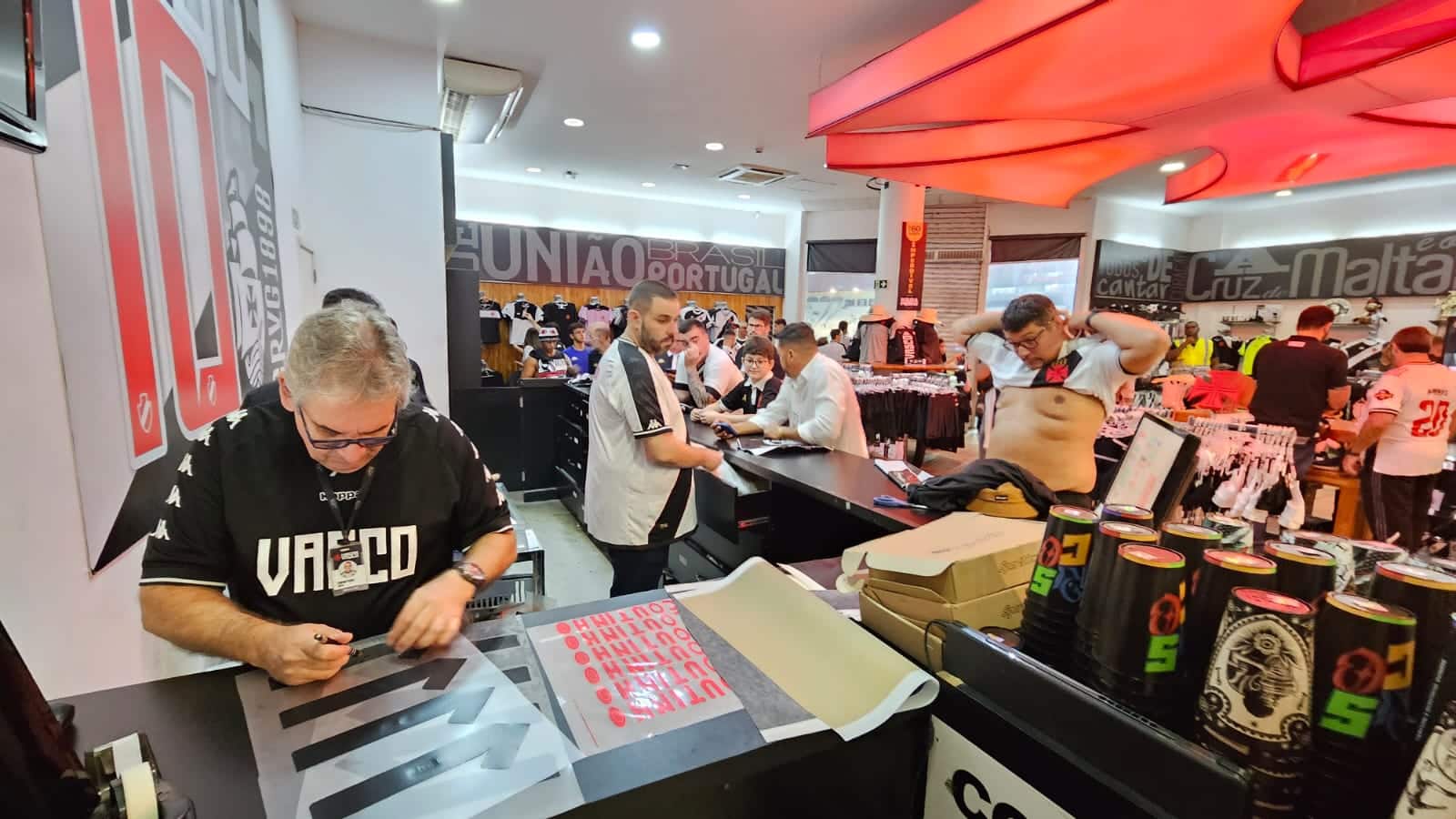 Torcedores do Vasco fizeram fila para colocar o nome de Coutinho na camisa (Foto: Gabriel Rodrigues/Trivela)