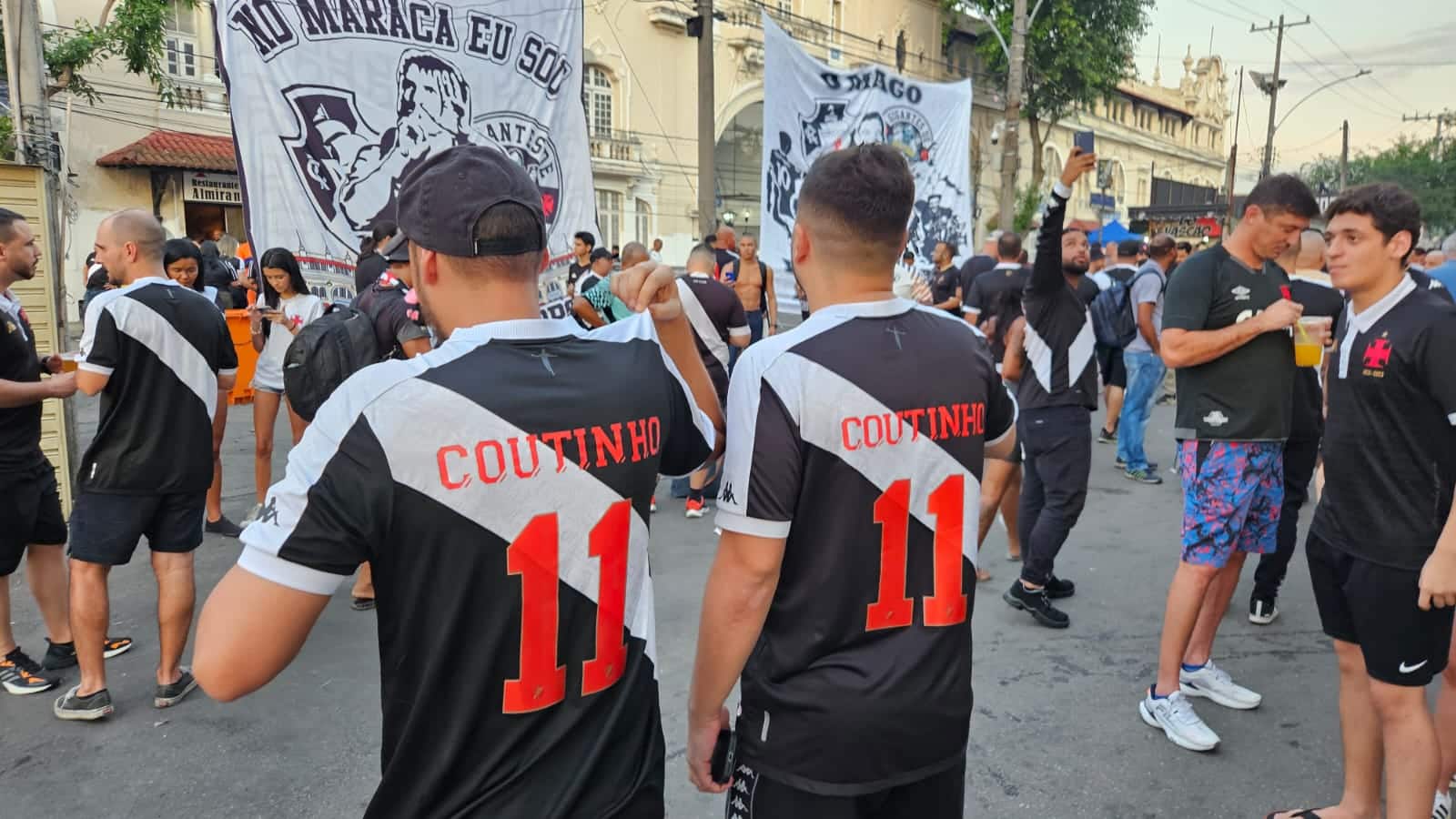 &lsquo;Coutinhomania&rsquo; invade S&atilde;o Janu&aacute;rio antes de partida entre Vasco e Corinthians
