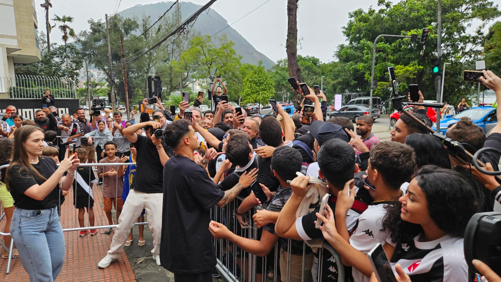 Coutinho atendeu os torcedores do Vasco que o aguardaram fora da Sede N&aacute;utica