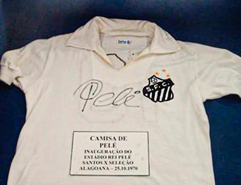 Camisa usado por Pel&eacute; na inagura&ccedil;&atilde;o do Est&aacute;dio Rei Pel&eacute;