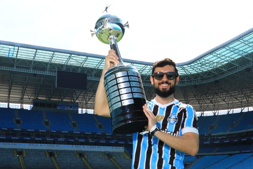 Ren&ecirc; Anziliero, torcedor do Gr&ecirc;mio de Chapec&oacute;, com o trof&eacute;u da Libertadores