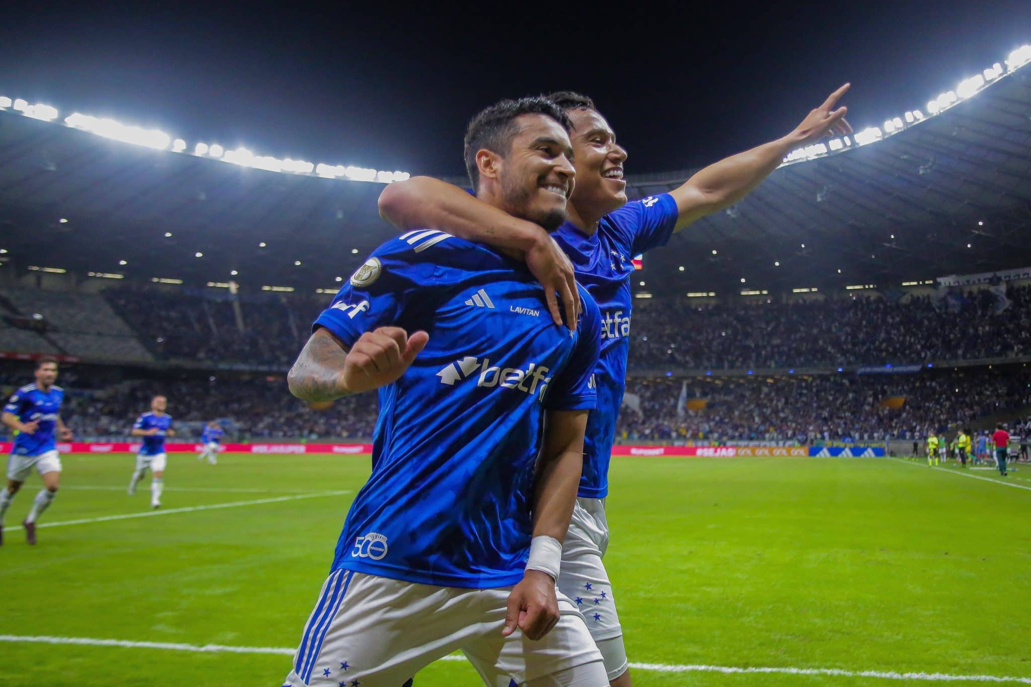 William comemora com Malrlon gol marcado sobre o Fluminense