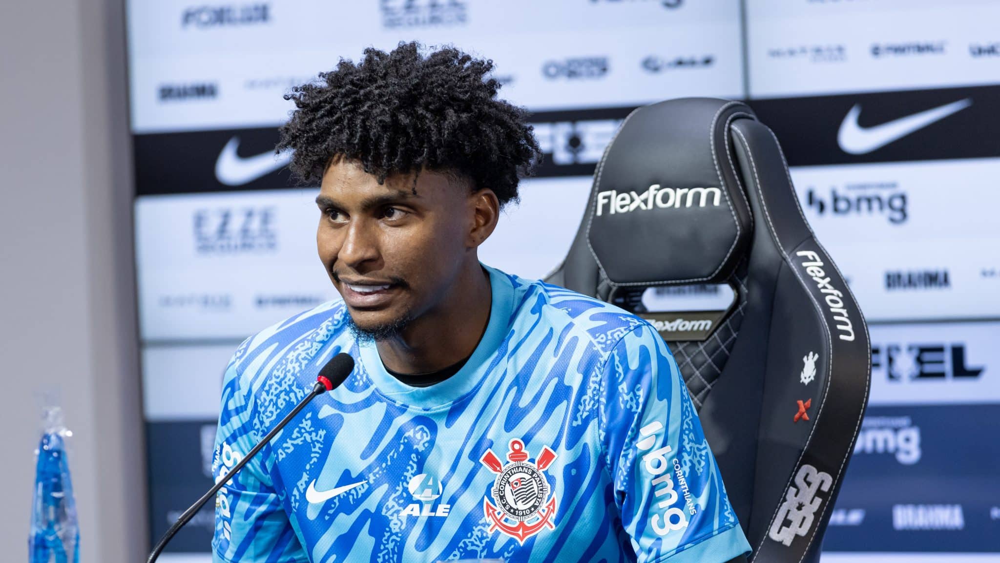 Blindado mentalmente, Hugo Souza aponta diferen&ccedil;as entre Corinthians e Flamengo