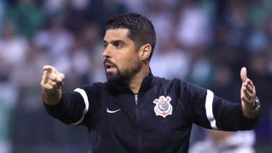 Sem convite para o circo, Ant&oacute;nio Oliveira est&aacute; cada vez mais na corda bamba pelo Corinthians