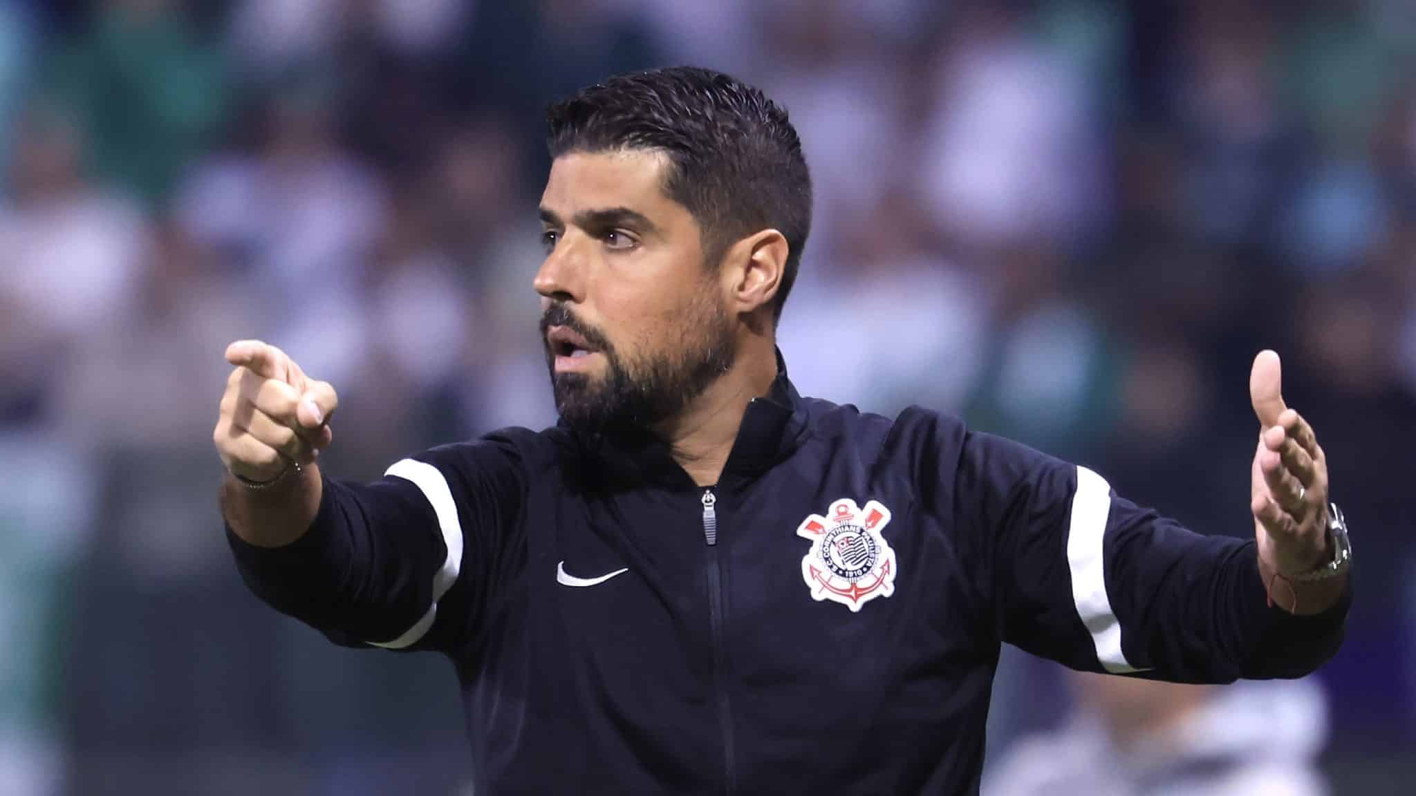 Sem convite para o circo, Ant&oacute;nio Oliveira est&aacute; cada vez mais na corda bamba pelo Corinthians