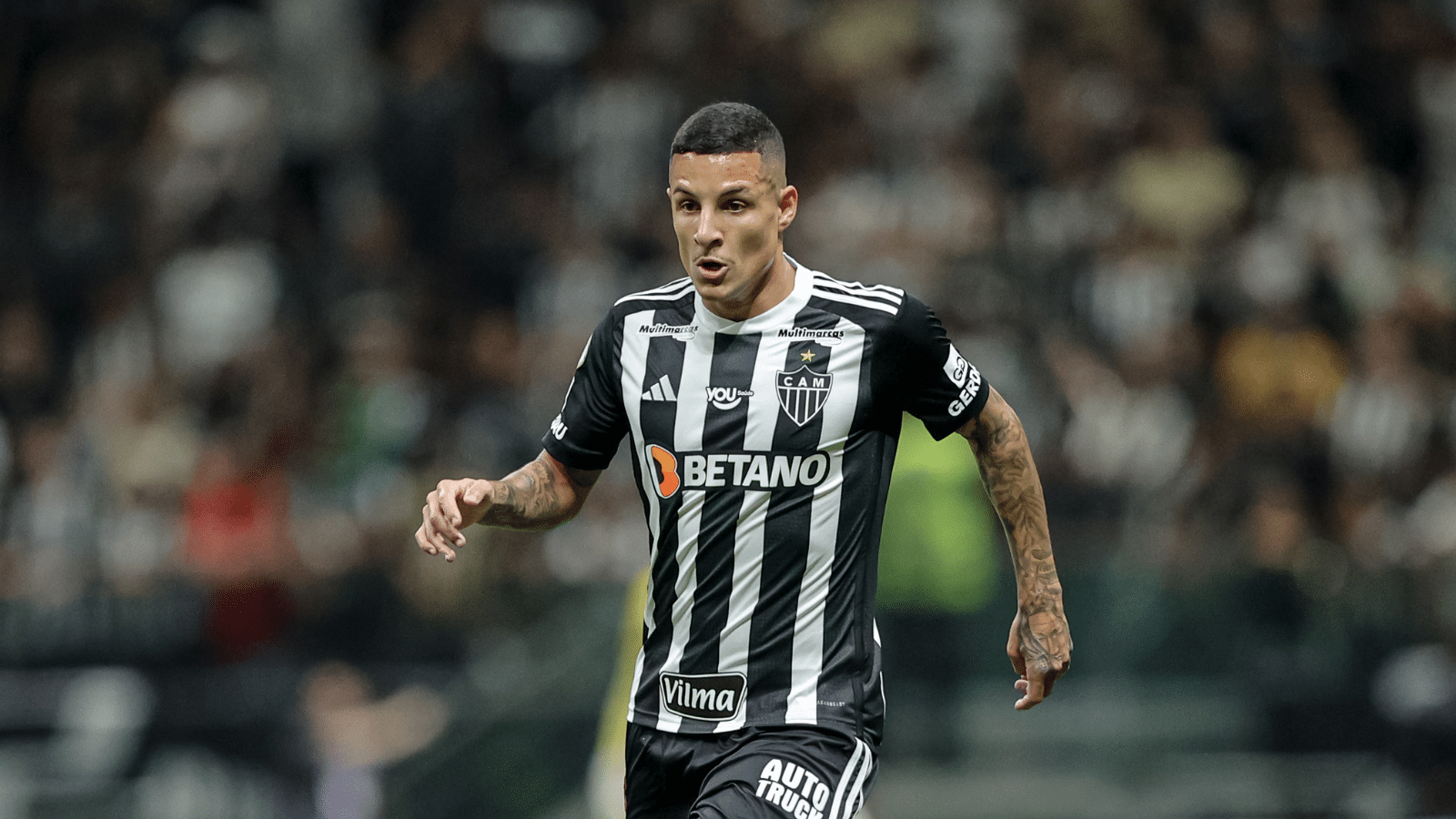 Bastou ter um lateral-esquerdo que o Atl&eacute;tico-MG voltou a jogar bem e vencer