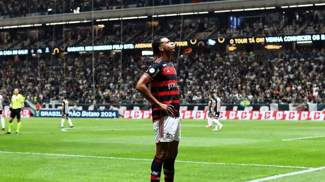 Carlinhos supera momento dif&iacute;cil para aproveitar chance e desencantar no Flamengo