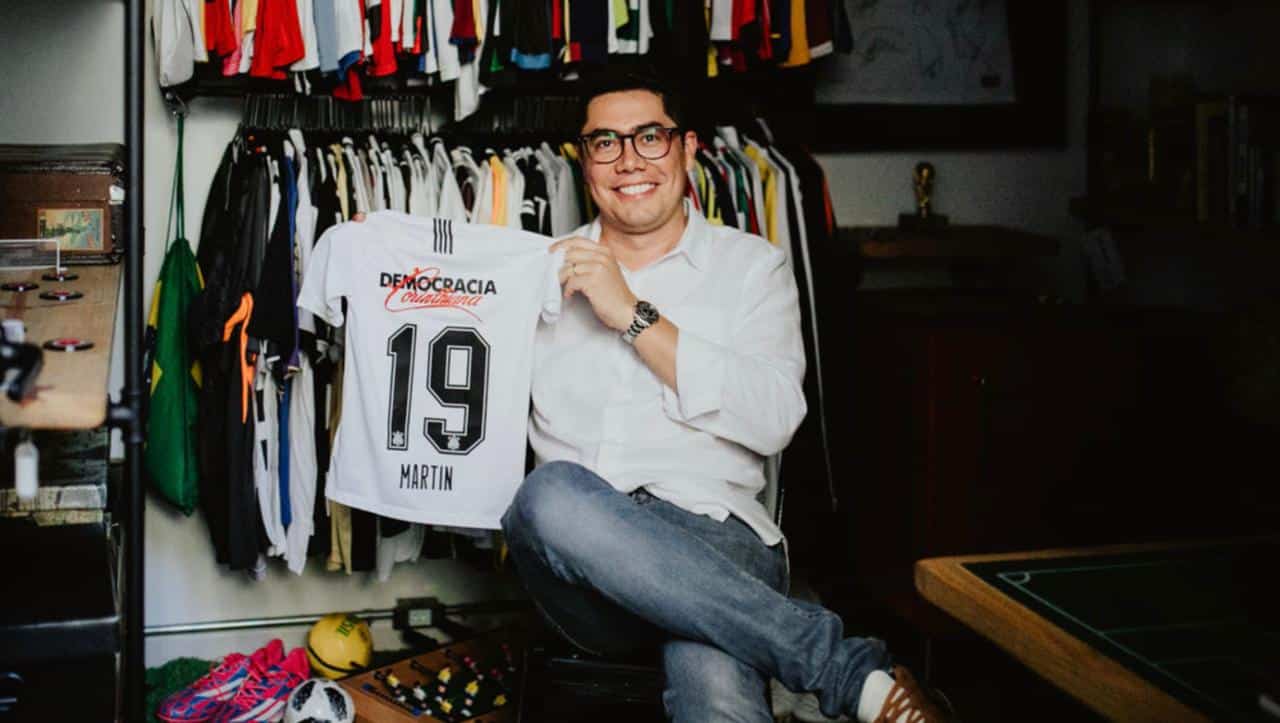 Busca por item raro e oz&ocirc;nio para preservar pe&ccedil;as: conhe&ccedil;a a maior cole&ccedil;&atilde;o de camisas de futebol do mundo