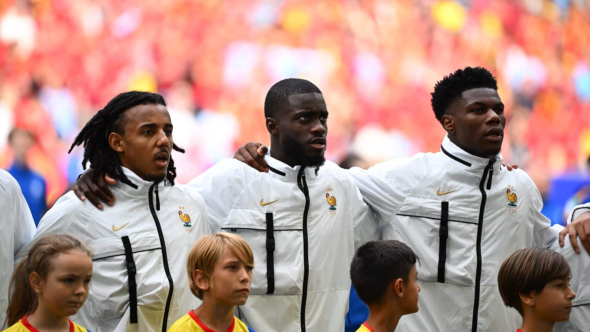 Jogadores da sele&ccedil;&atilde;o da Fran&ccedil;a celebram derrota da extrema-direita ap&oacute;s boca de urna