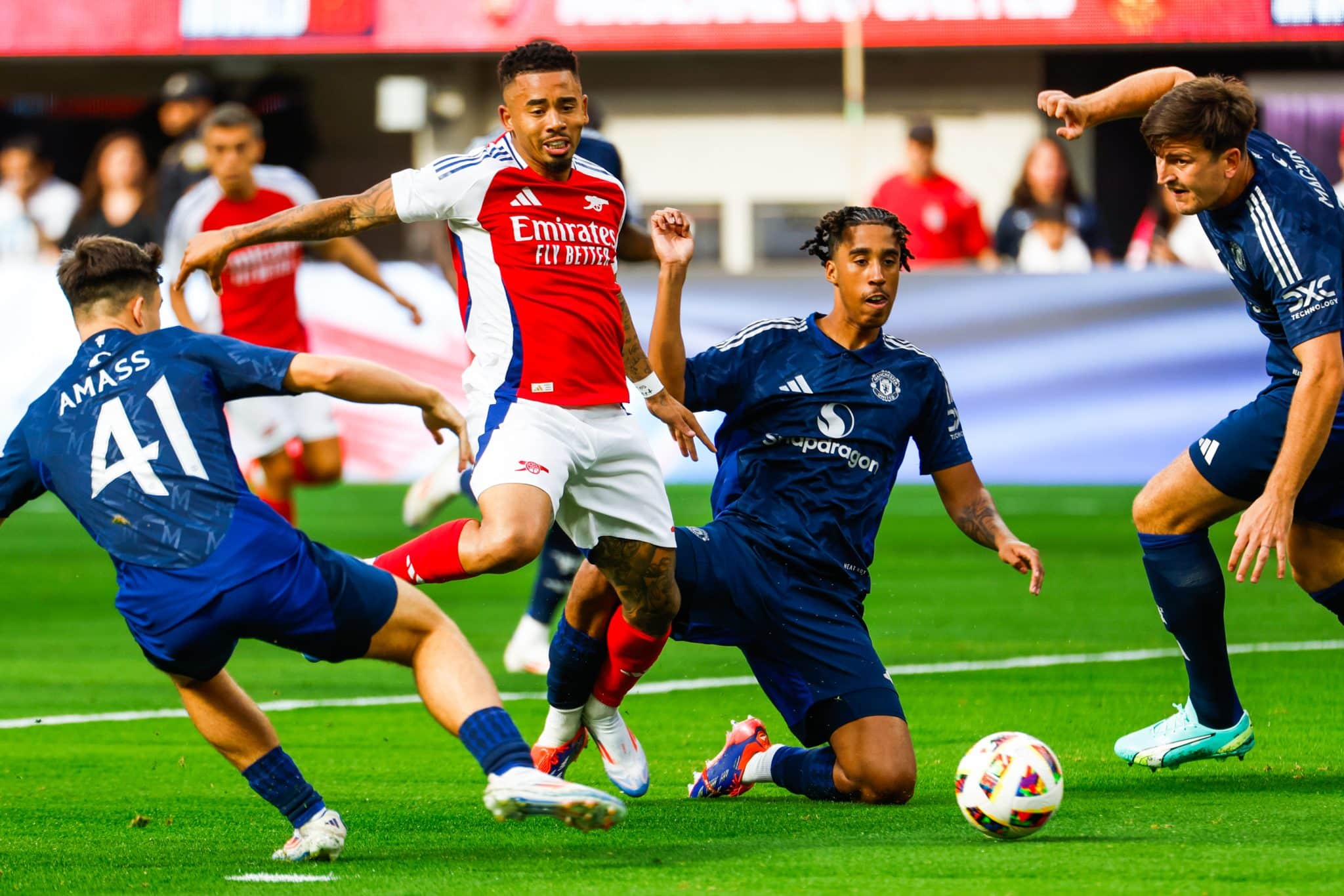 Gabriel Jesus em a&ccedil;&atilde;o contra o Manchester United