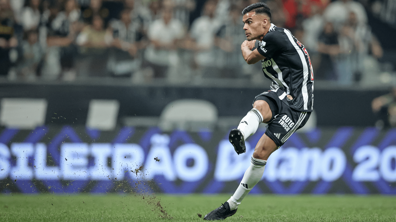 Gramado ridicularizado por jogadores do Atl&eacute;tico-MG passar&aacute; por mudan&ccedil;a na Arena MRV