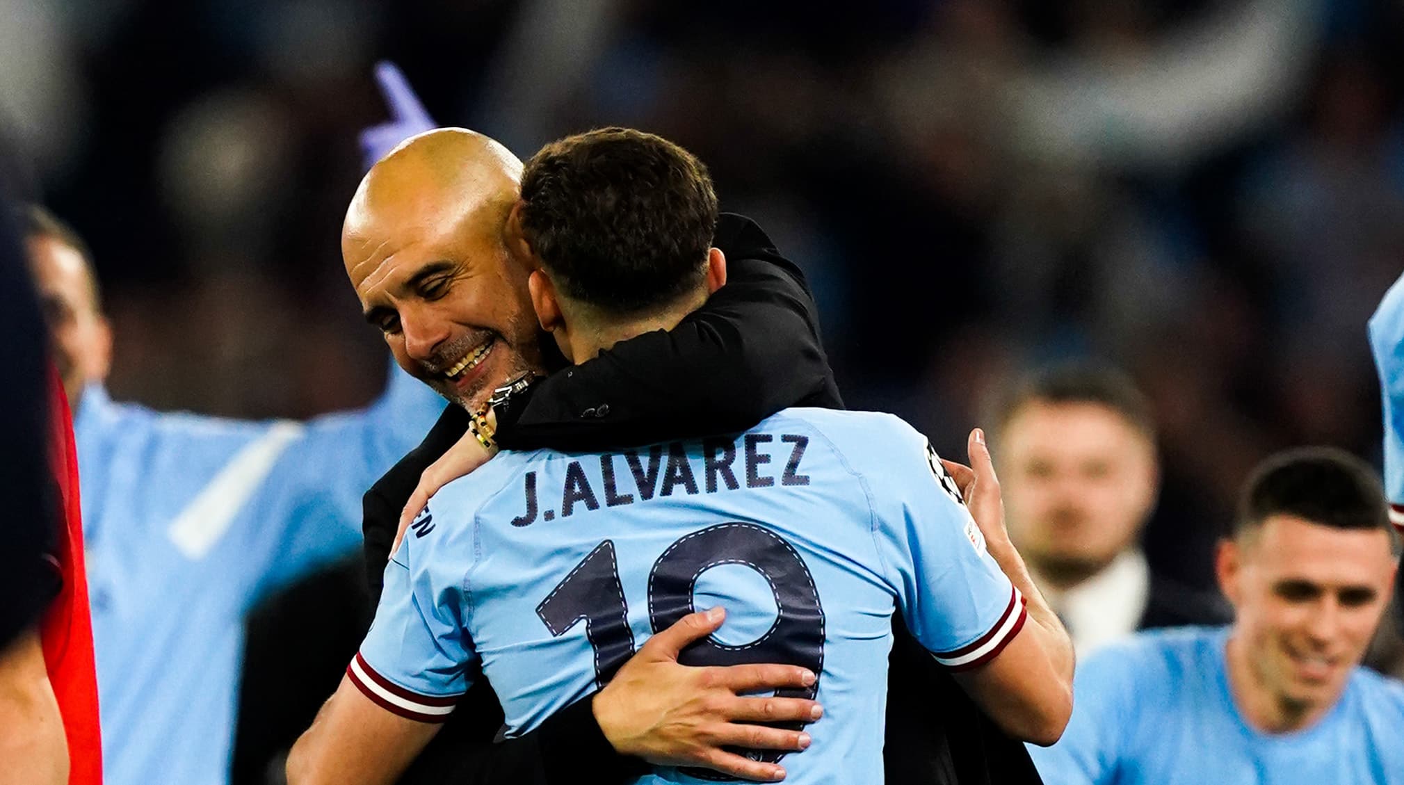 Guardiola abra&ccedil;a Juli&aacute;n &Aacute;lvarez ap&oacute;s partida do Manchester City
